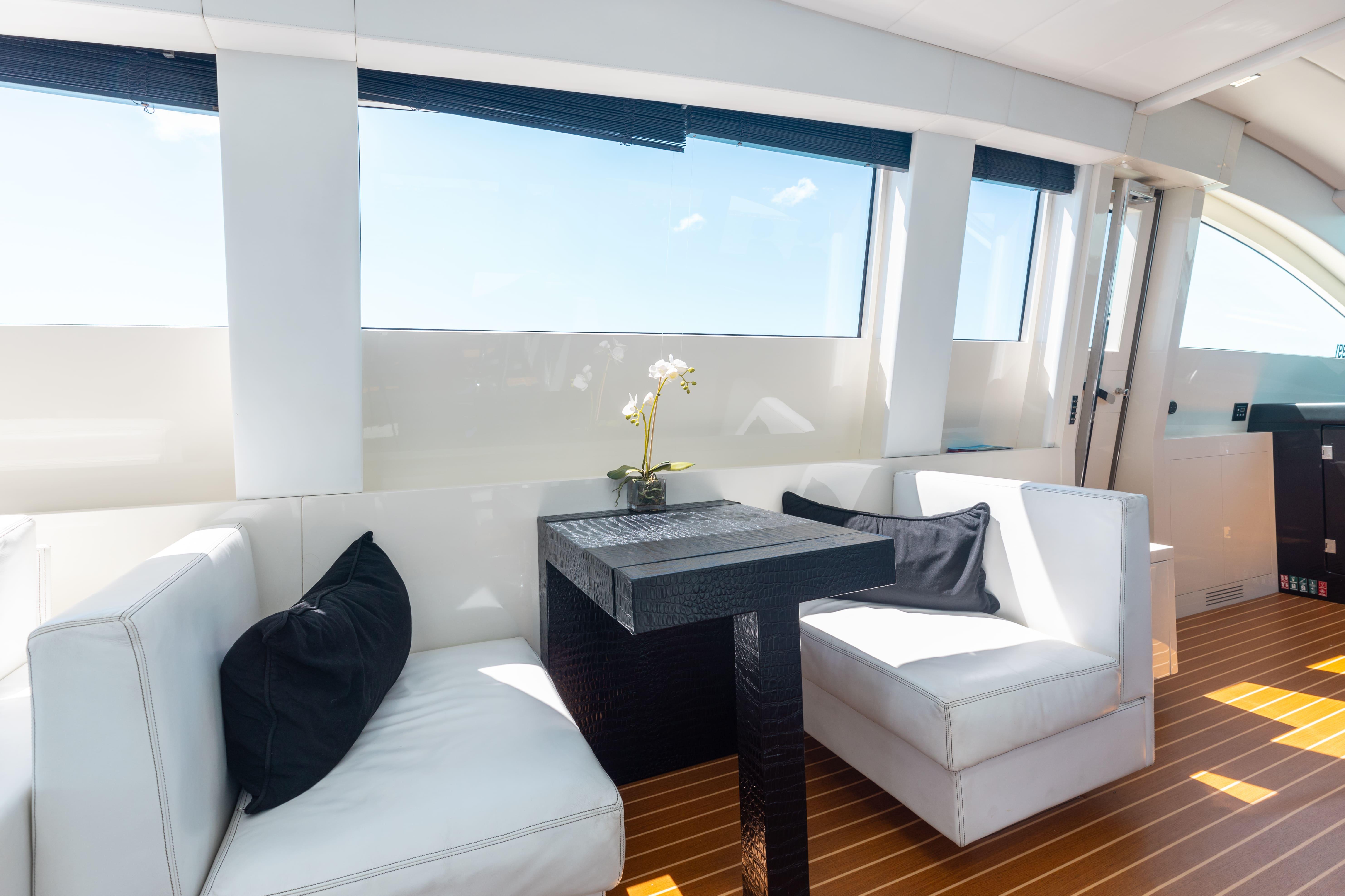 Leopard-Cantiere Navale Arno SpA 2007-VENTURE FL-US-Luxurious interior of 2007 Leopard yacht with white seating and elegant decor.-9232651 | Thumbnail