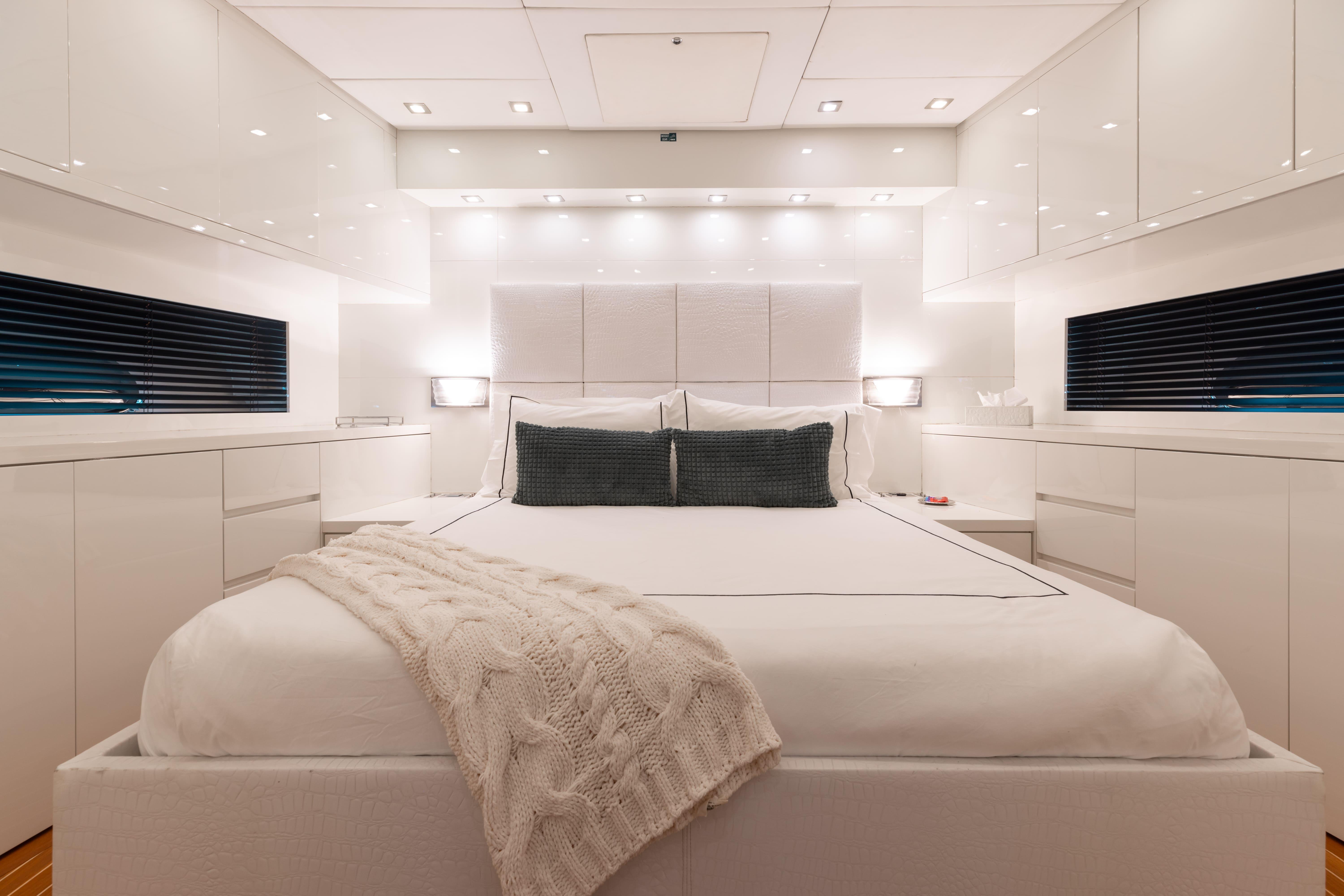 Leopard-Cantiere Navale Arno SpA 2007-VENTURE FL-US-Luxurious bedroom interior on a 2007 Leopard Cantiere Navale Arno SpA yacht.-9232651 | Thumbnail