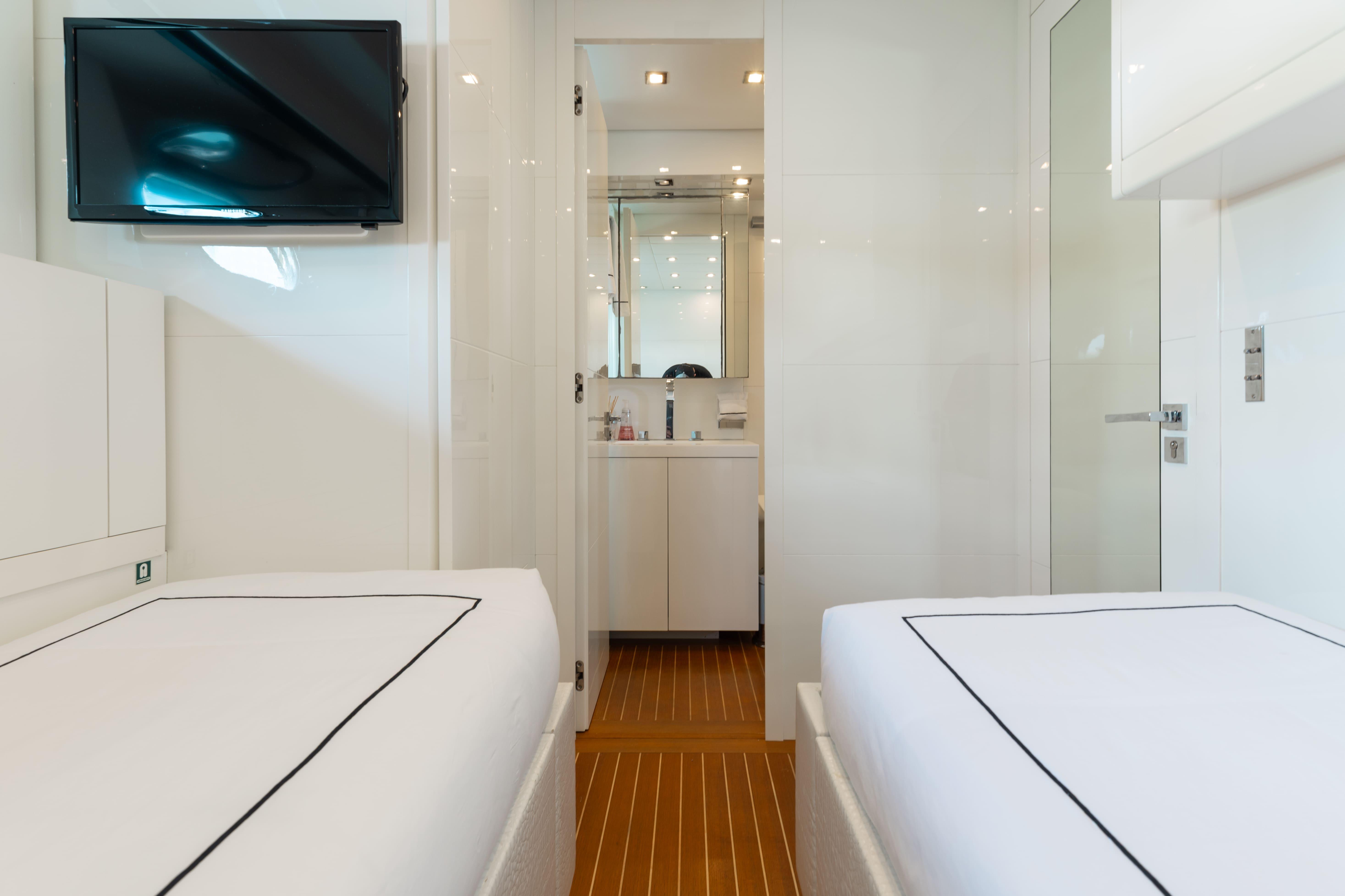 Leopard-Cantiere Navale Arno SpA 2007-VENTURE FL-US-Luxurious yacht cabin with twin beds, TV, and ensuite bathroom, Leopard Cantiere Navale Arno SpA 2007.-9232651 | Thumbnail