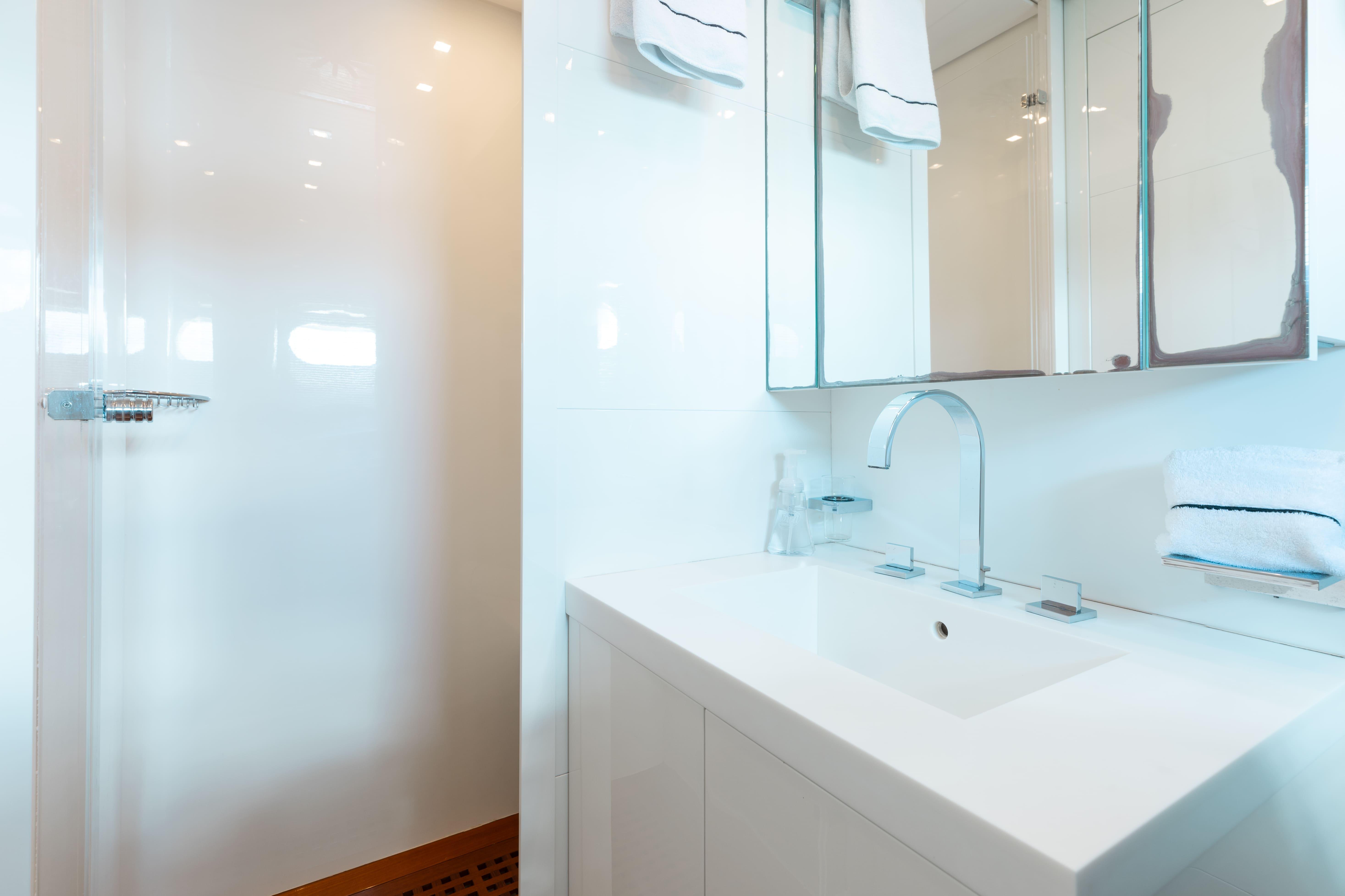 Leopard-Cantiere Navale Arno SpA 2007-VENTURE FL-US-Luxurious yacht bathroom with modern sink and mirror, Leopard Cantiere Navale Arno SpA, 2007.-9232651 | Thumbnail