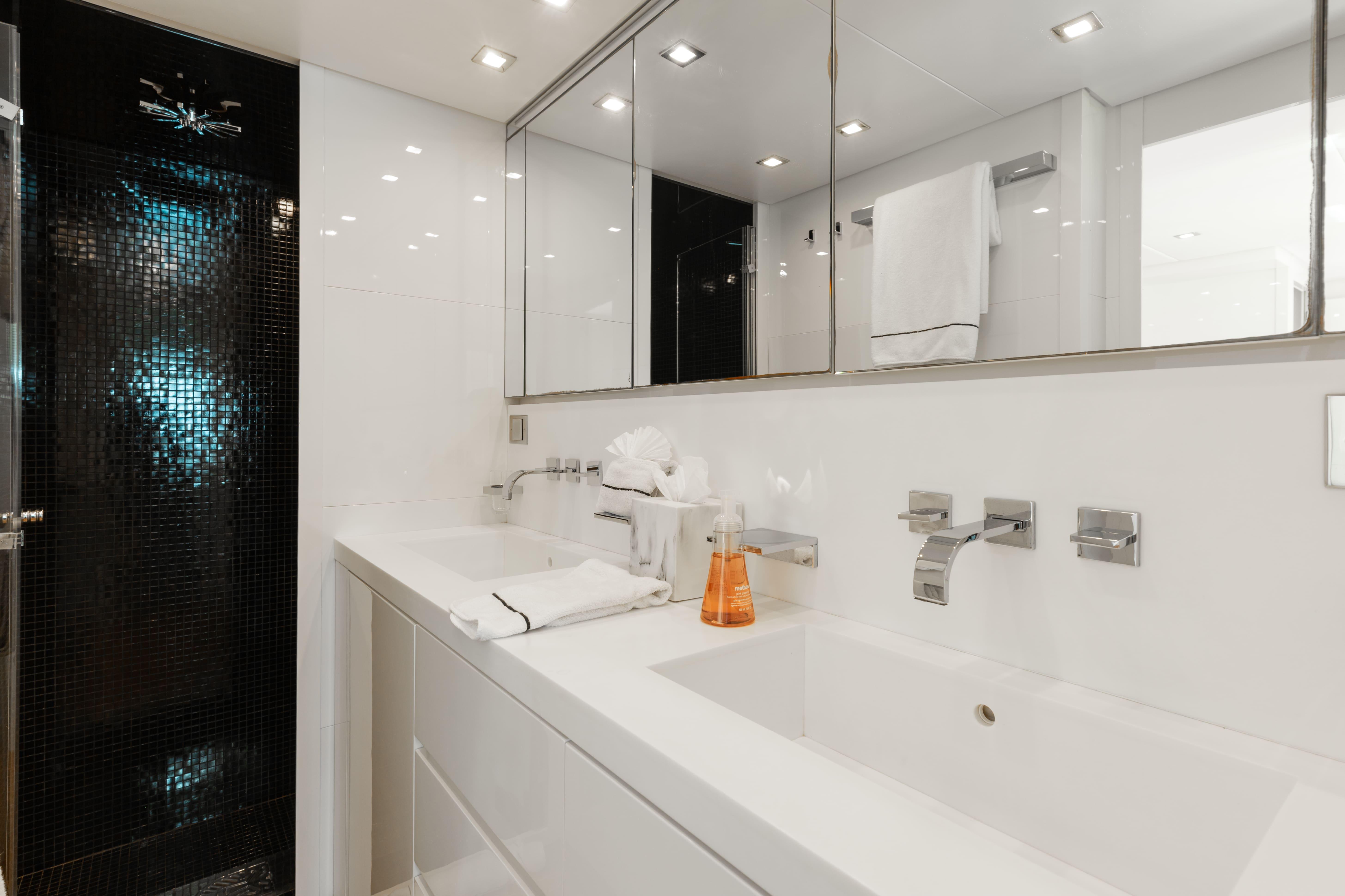 Leopard-Cantiere Navale Arno SpA 2007-VENTURE FL-US-Luxurious yacht bathroom with sleek design, modern fixtures, and elegant black tile accents.-9232651 | Thumbnail