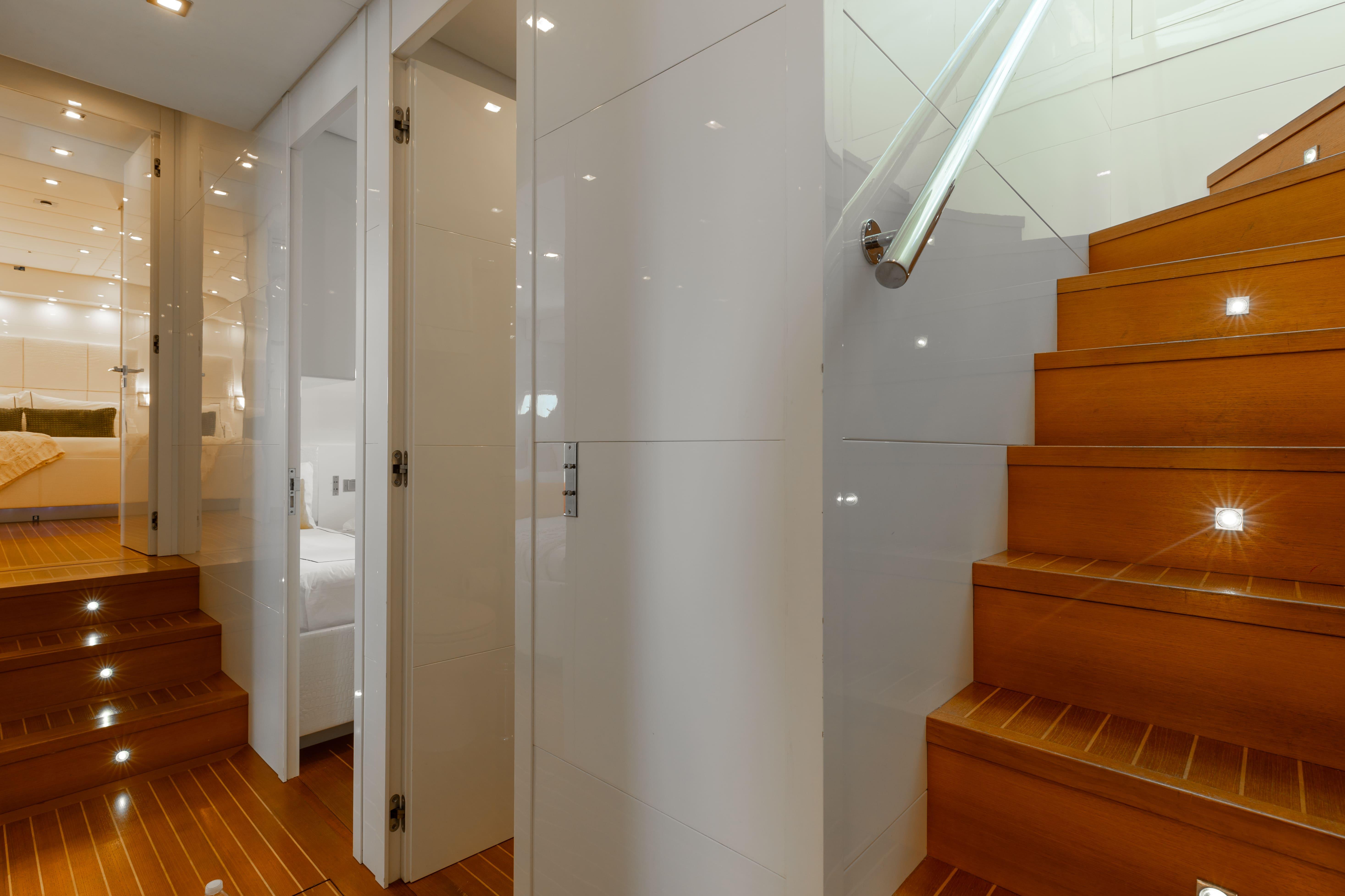 Leopard-Cantiere Navale Arno SpA 2007-VENTURE FL-US-Luxurious yacht interior with wooden stairs and modern lighting, Leopard Cantiere Navale Arno SpA 2007.-9232651 | Thumbnail