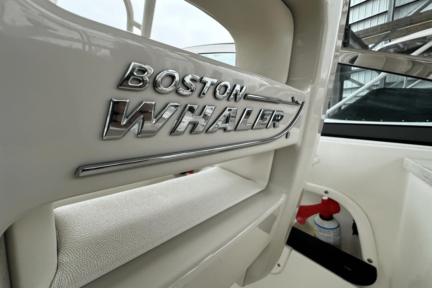 2019 Boston Whaler 270 Vantage
