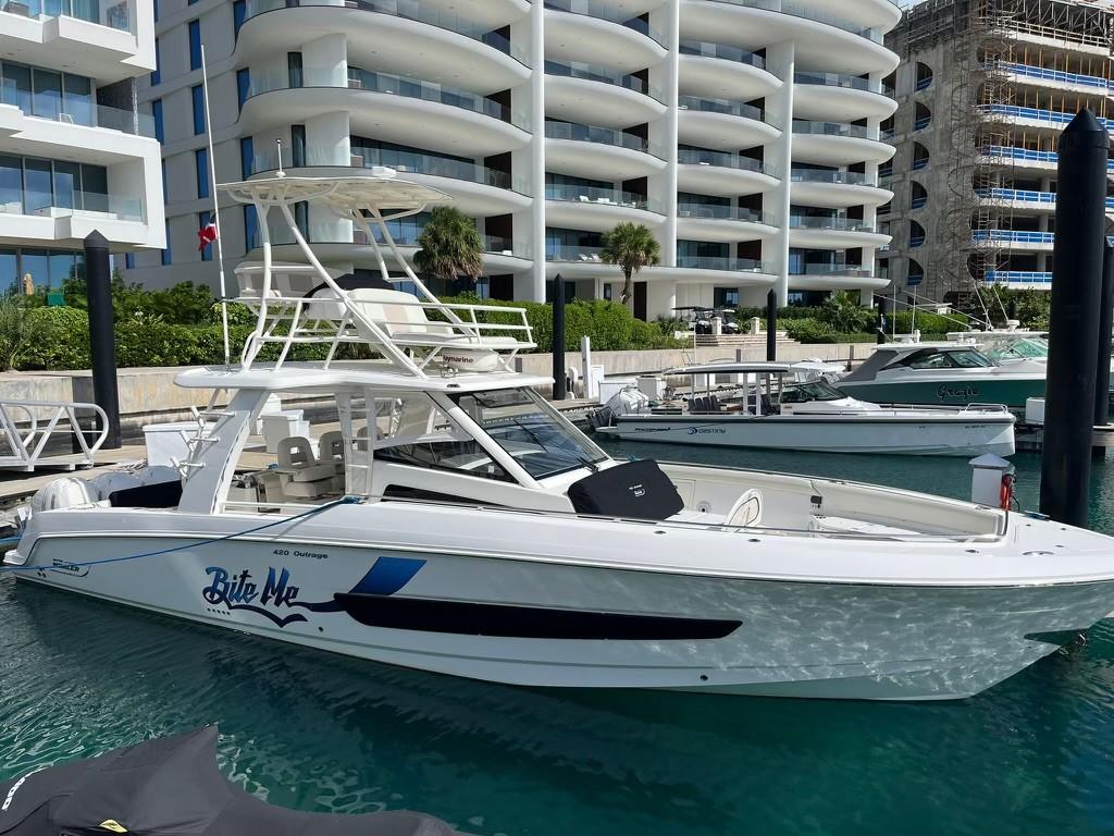 2017 BOSTON WHALER 420 OUTRAGE