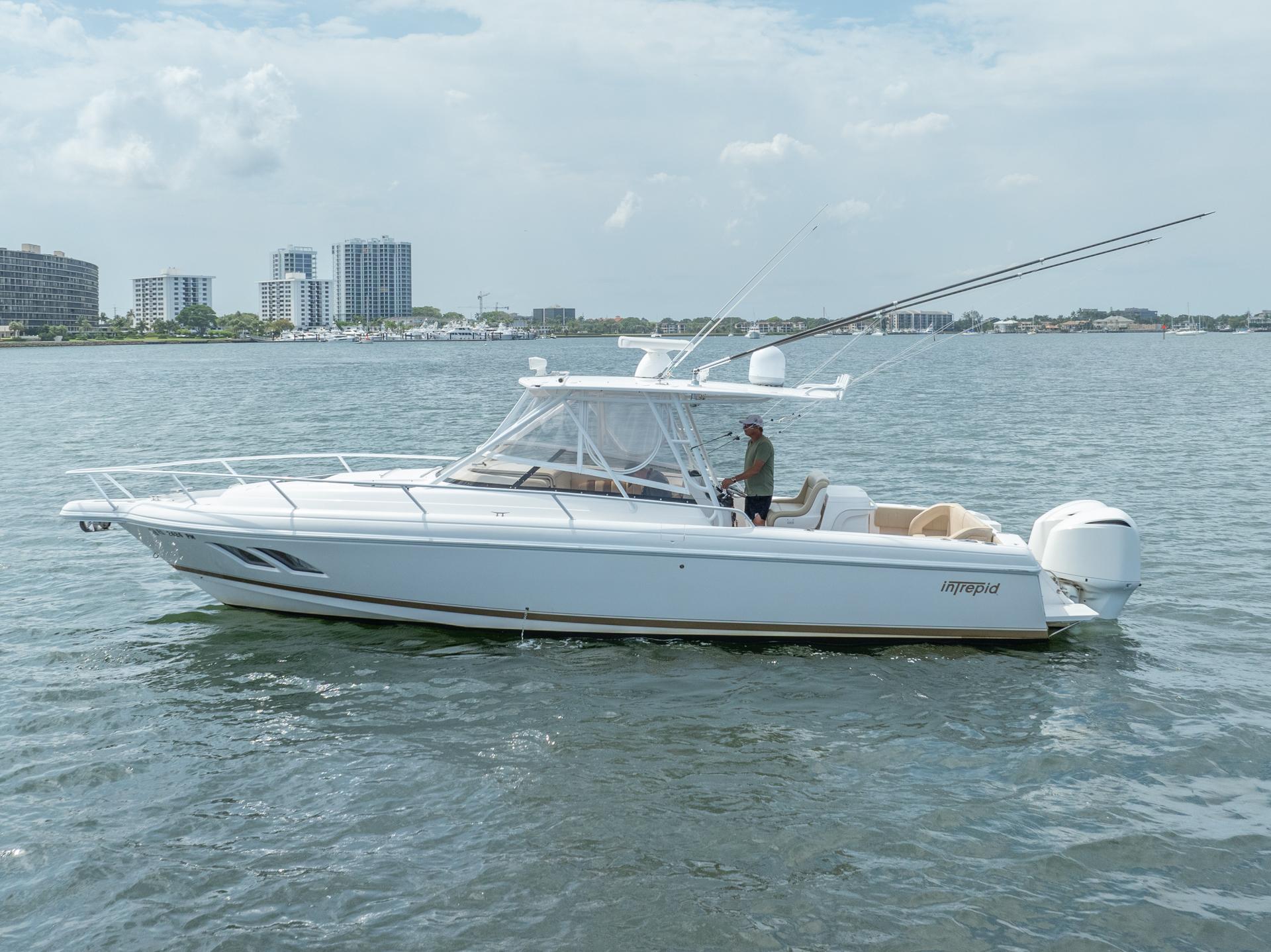 2012 Intrepid - Exterior profile on the water