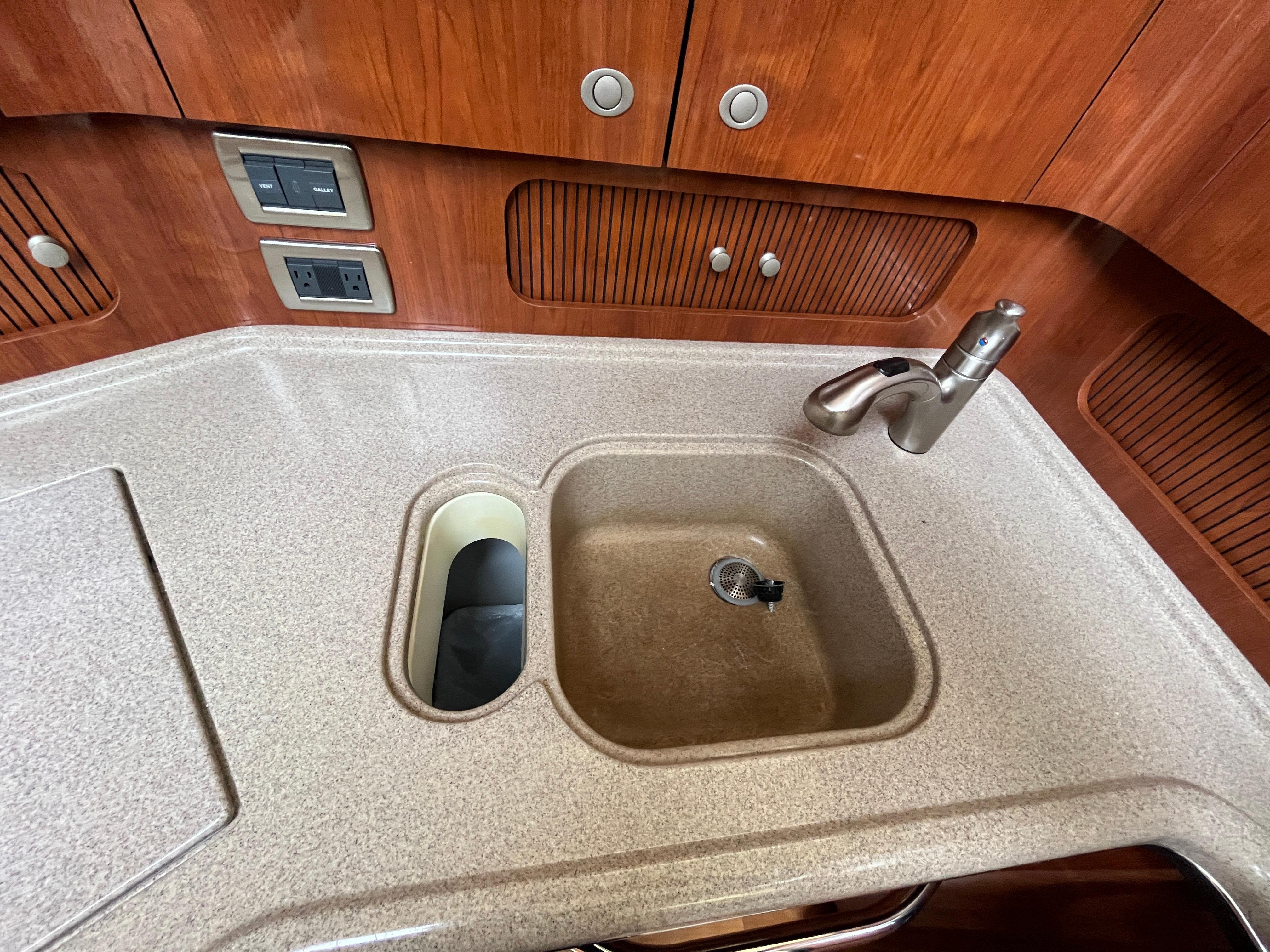 2004-sea-ray-390-motor-yacht-power-9752711-20250409144146663-1_XLARGE