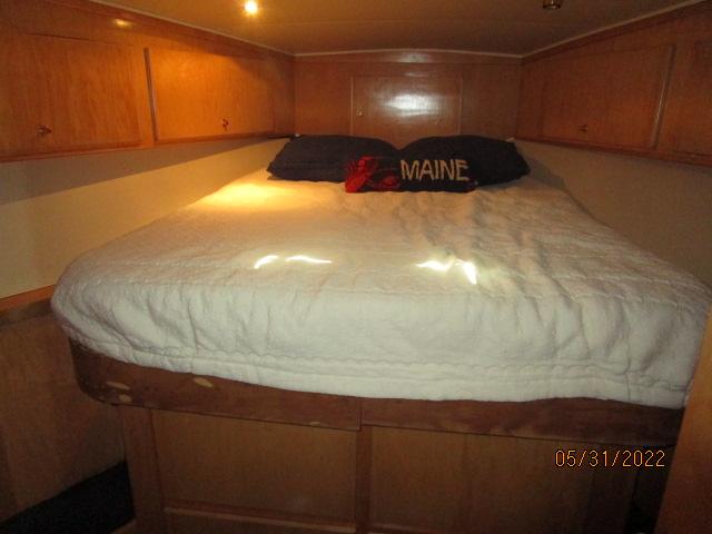 53' Navigator forward guest stateroom