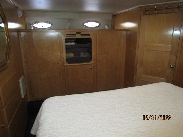 53' Navigator master stateroom port