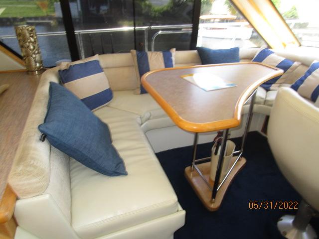 53' Navigator pilothouse seating