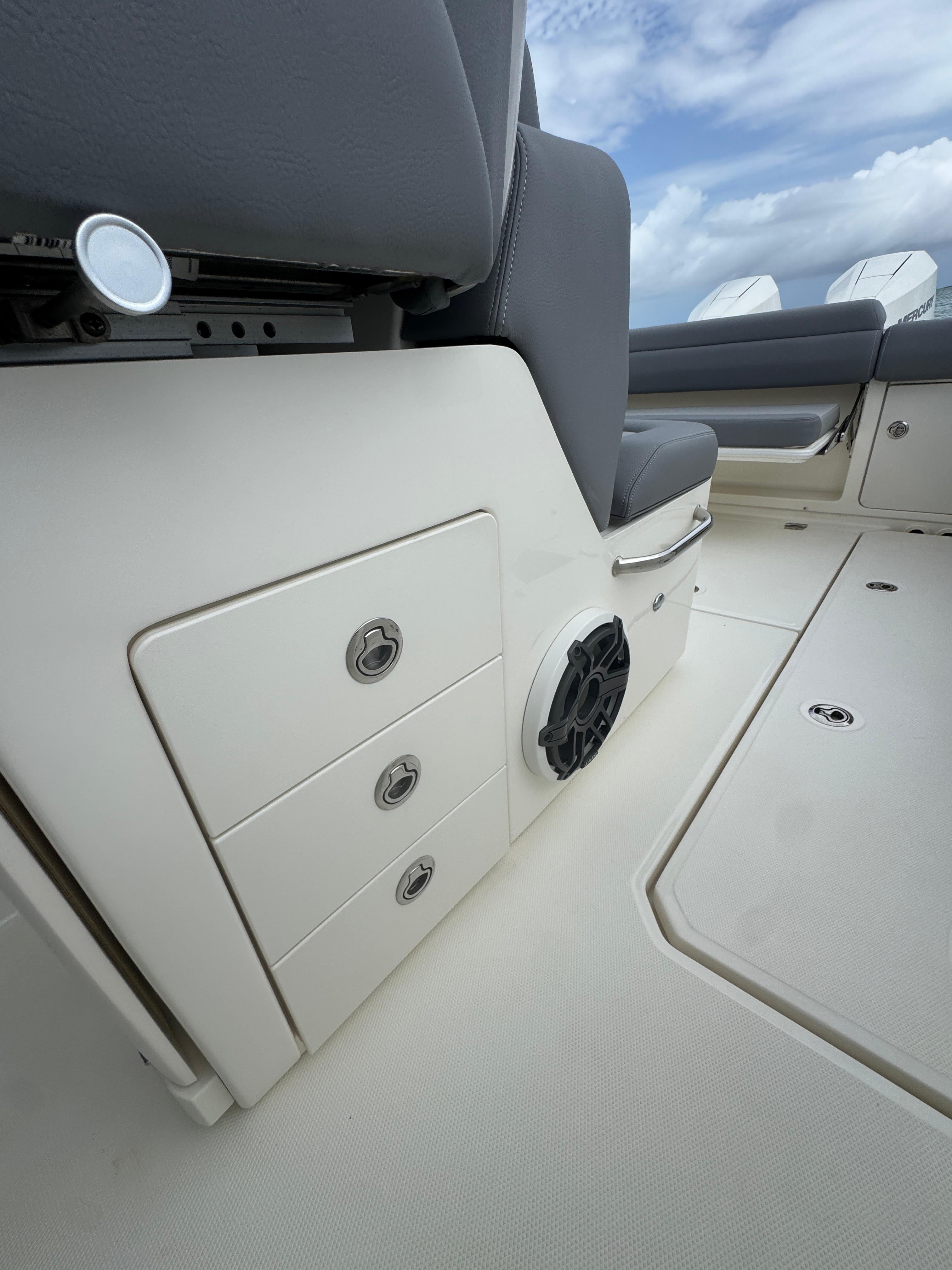 Boston Whaler-330 Outrage 2025 -PR-9822759 | Thumbnail