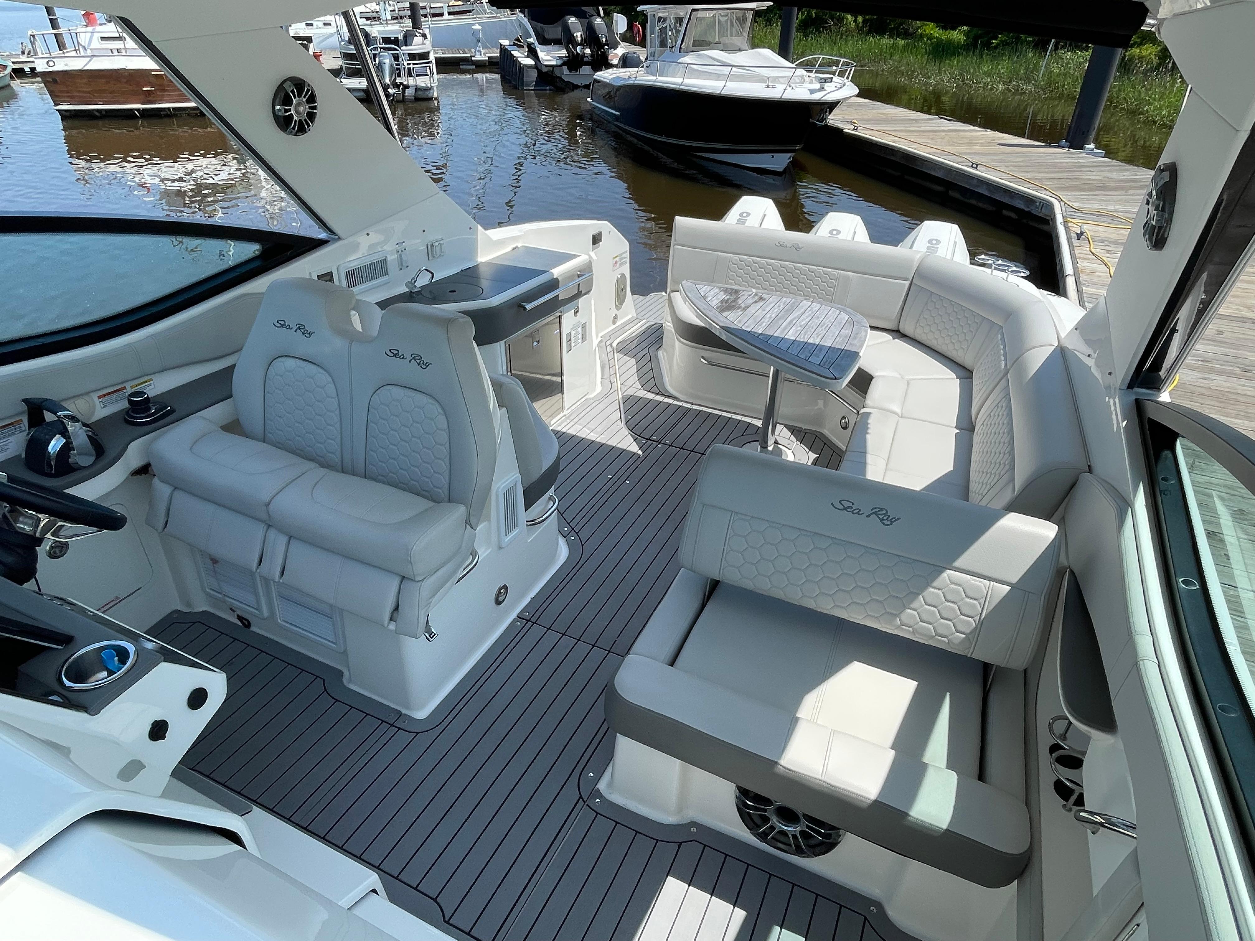 2020 Sea Ray Sundancer 320 OB