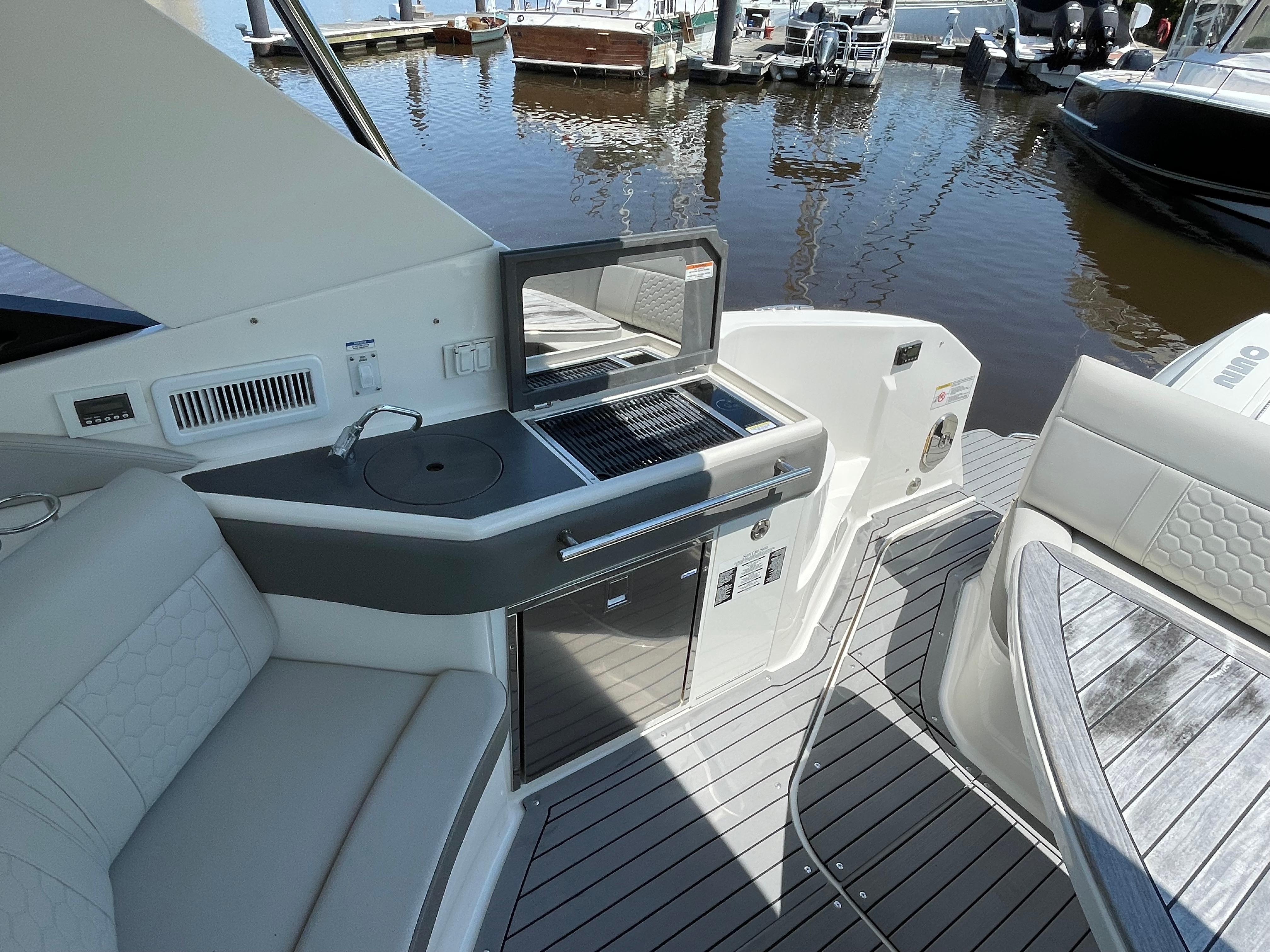 2020 Sea Ray Sundancer 320 OB