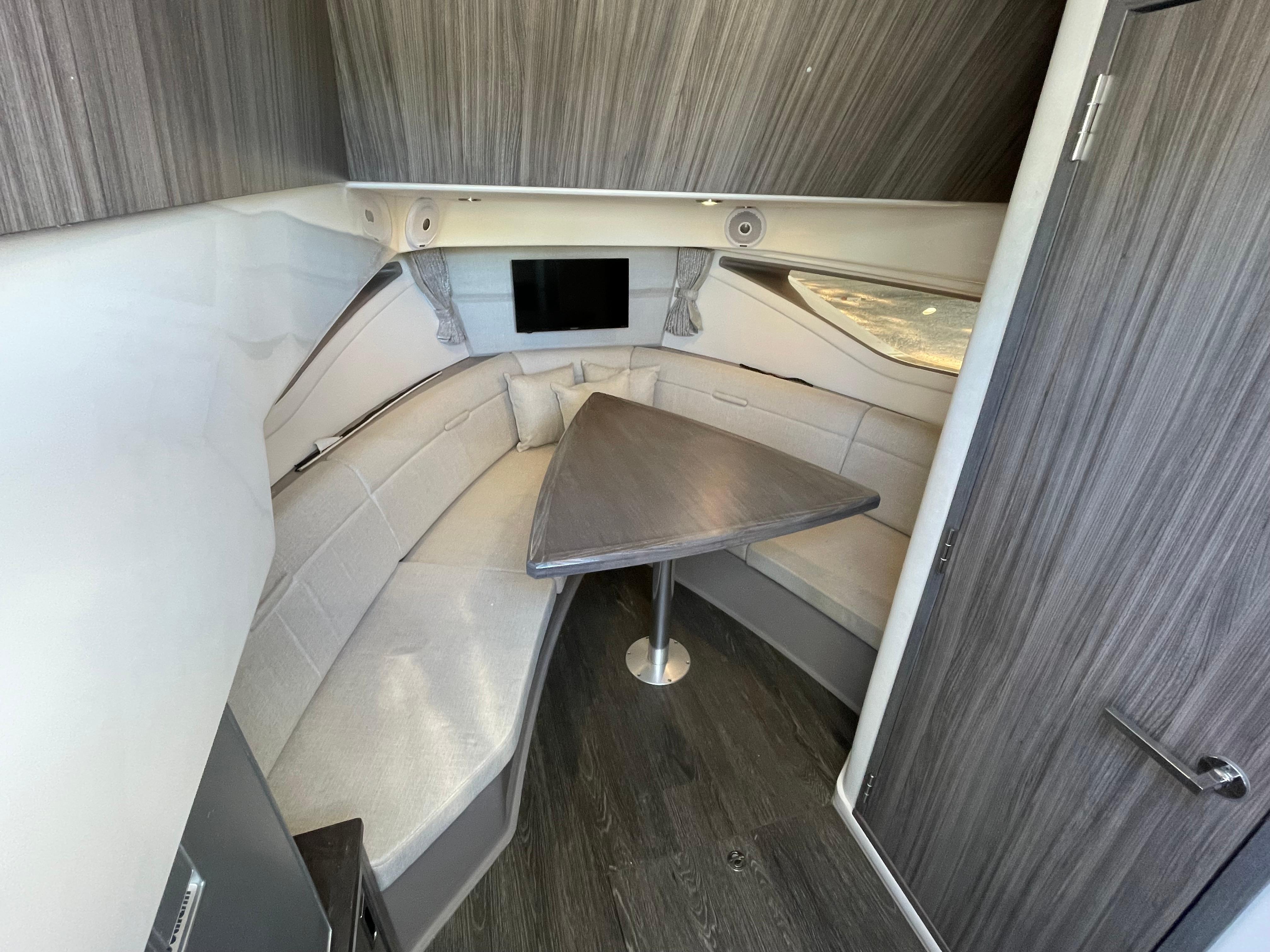 2020 Sea Ray Sundancer 320 OB