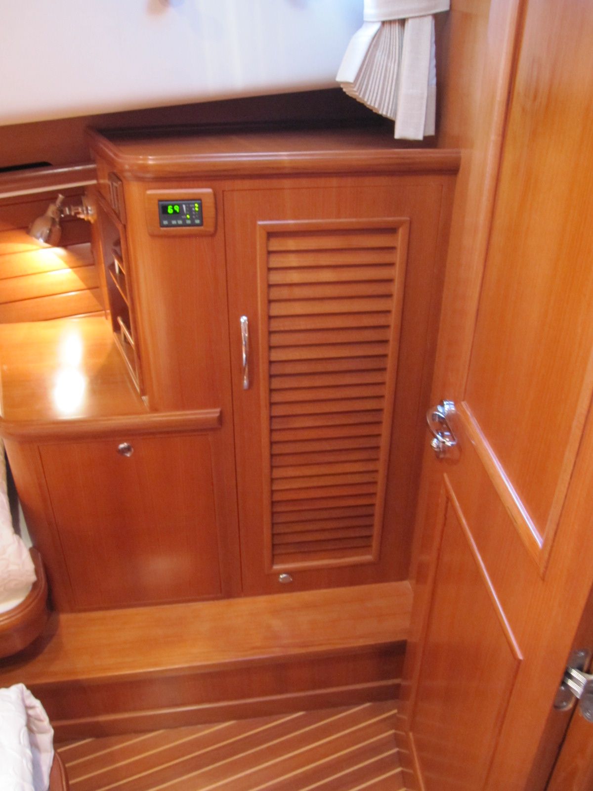 Guest Hanging Locker