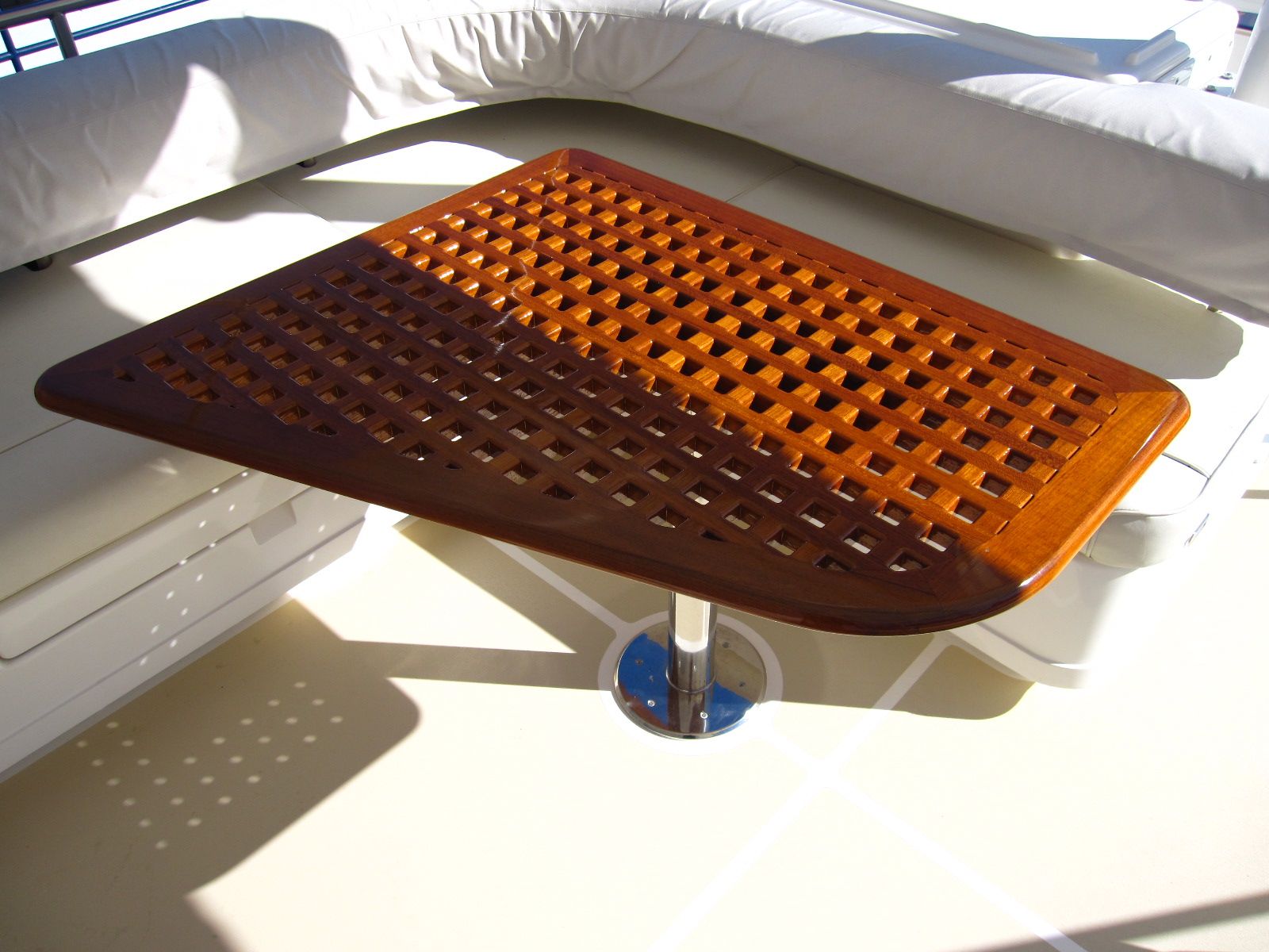 Flybridge L Settee with Table