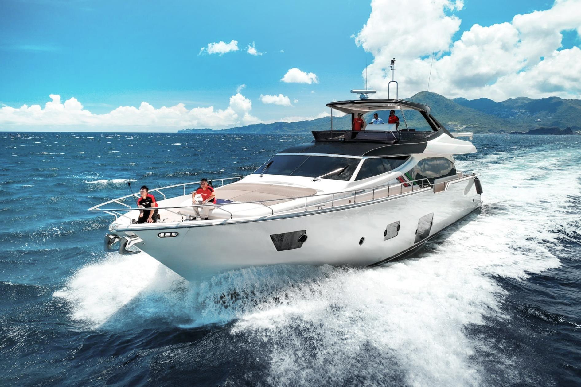 2016 Ferretti Yachts 870