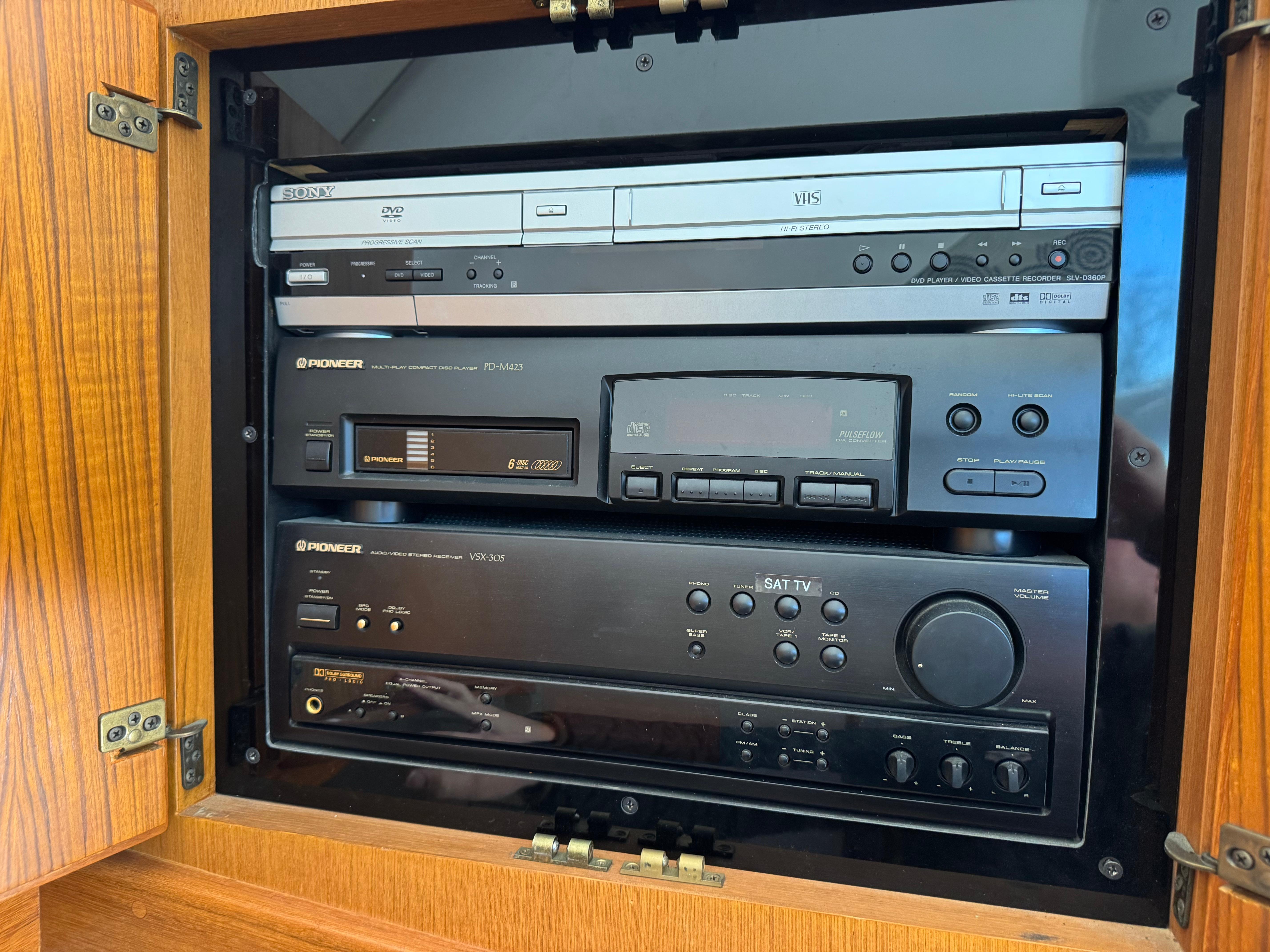 1998-post-42-convertible-power-9702801-20250401123700335-1_XLARGE