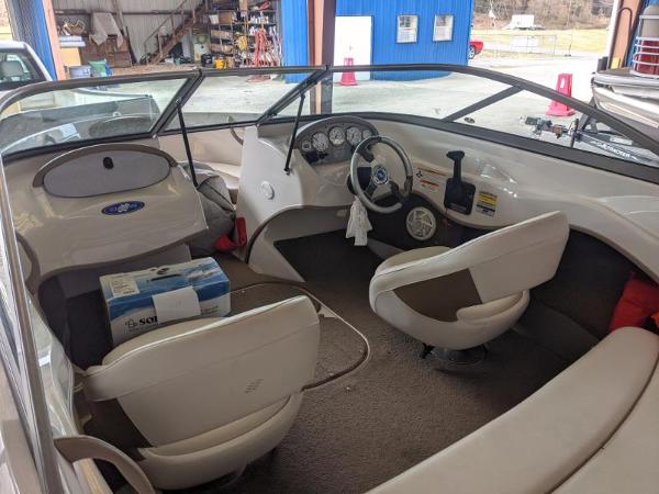 2007 Four Winns boat for sale, model of the boat is Horizon 180 & Image # 5 of 6
