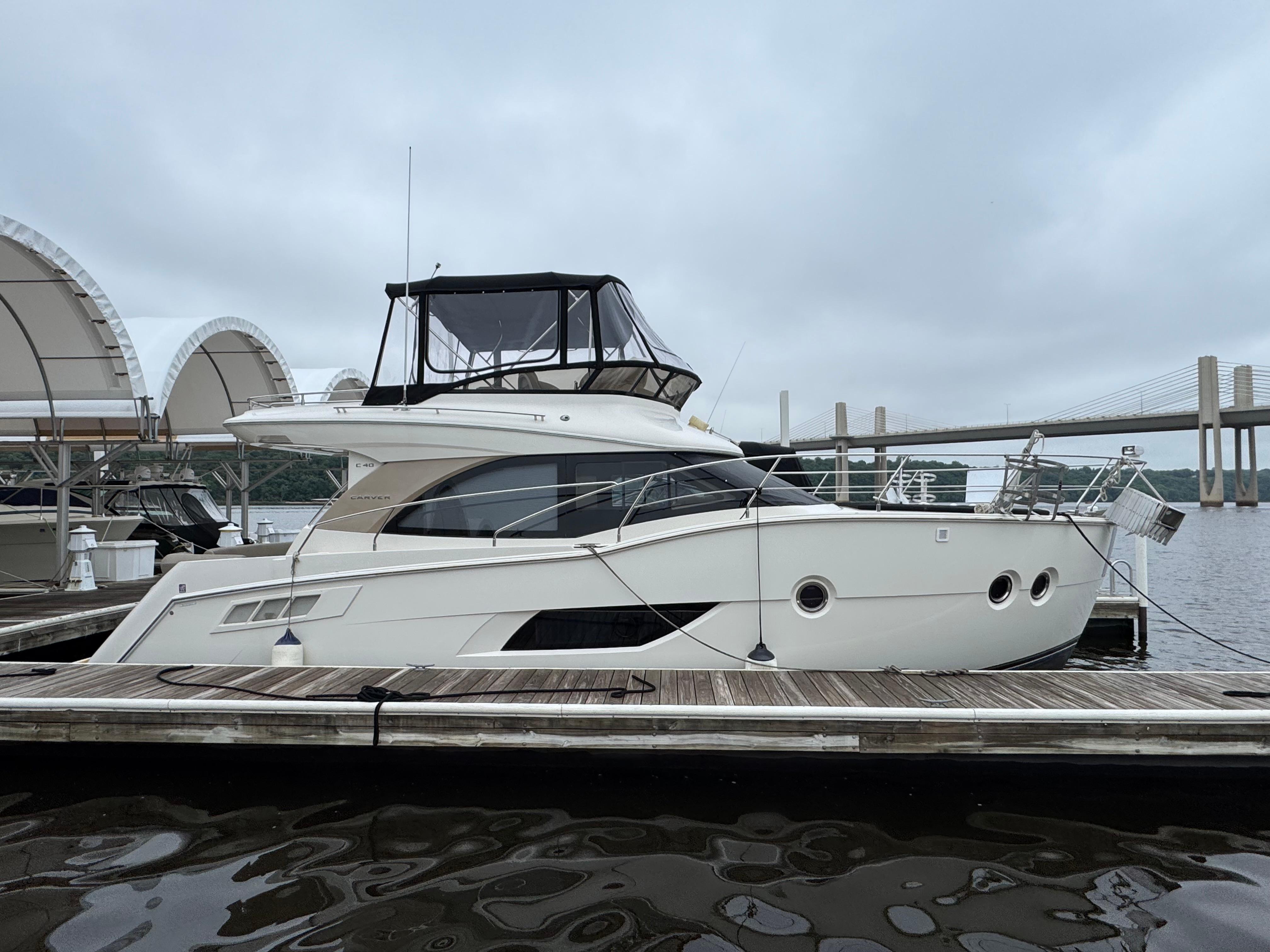 Picture of Casa De Luz Carver 40 ft' C40 Command Bridge 2014 Carver C40 Command Bridge yacht docked at marina with bridge in background. 