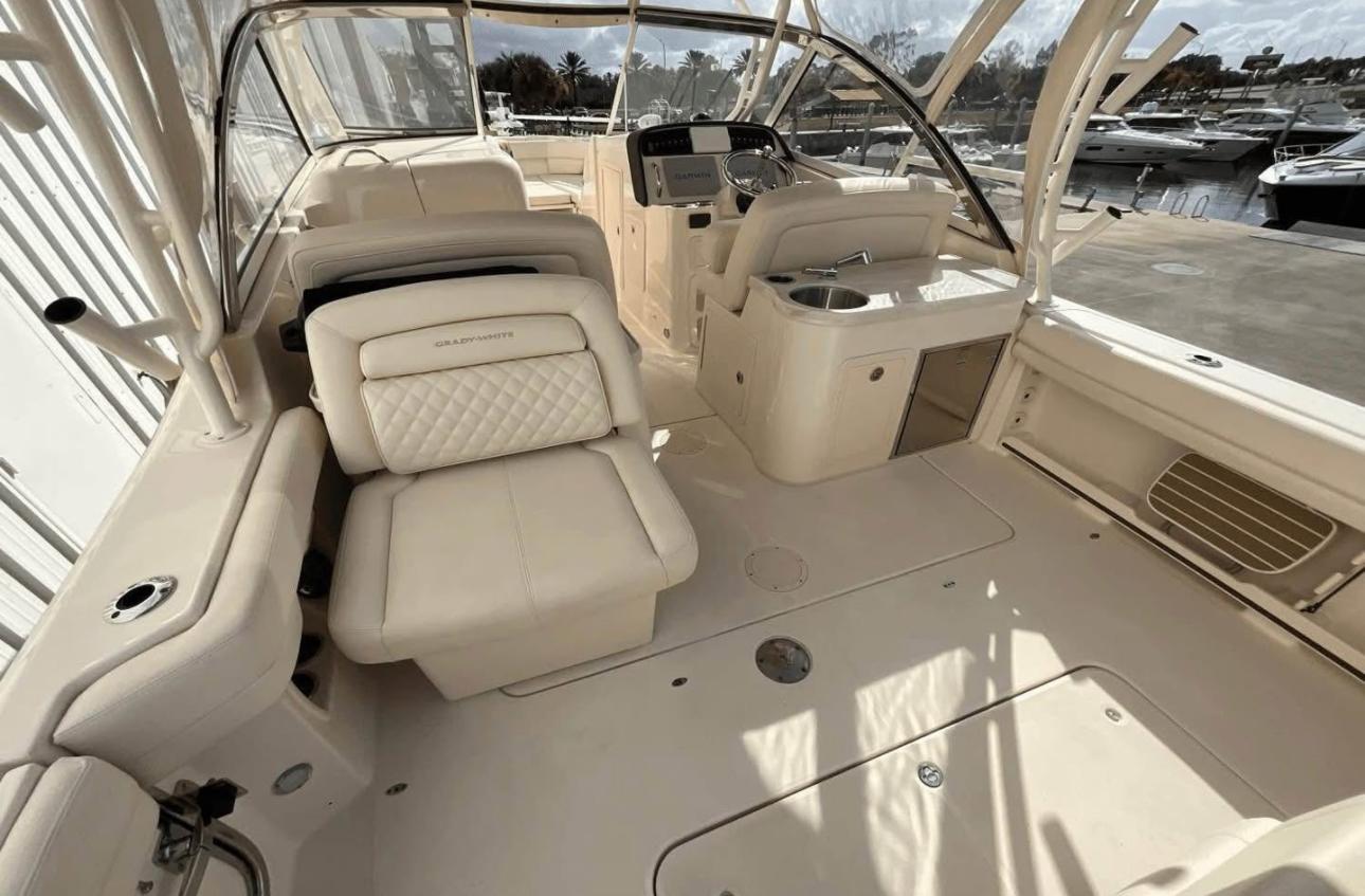 2022-grady-white-freedom-307-power-9702857-20250303155536305-1_XLARGE