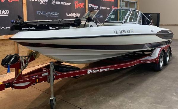 2004 Triton boat for sale, model of the boat is SF-21 & Image # 2 of 15