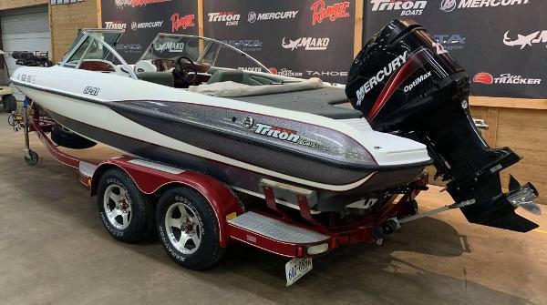2004 Triton boat for sale, model of the boat is SF-21 & Image # 4 of 15