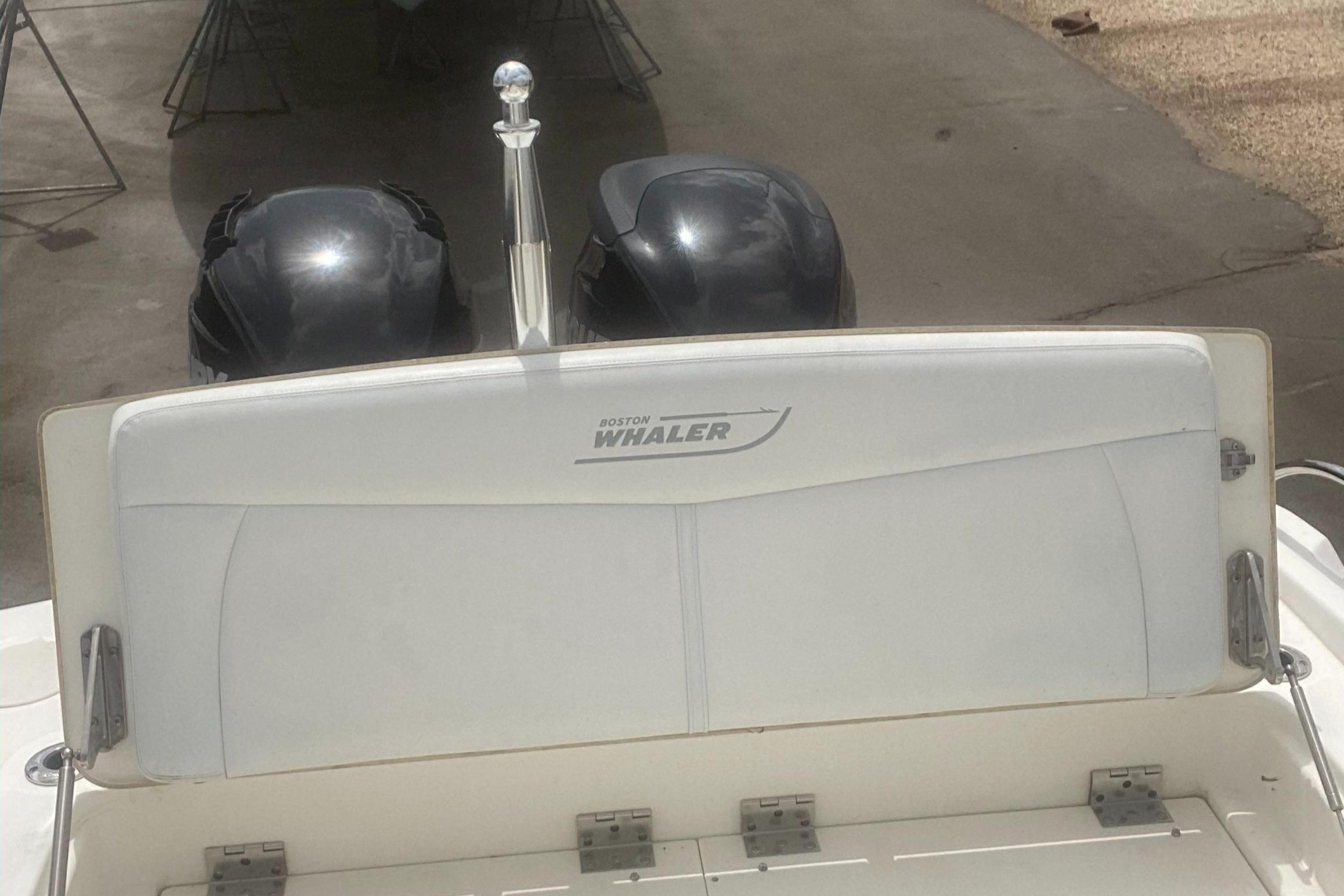 2013 Boston Whaler 270 Dauntless