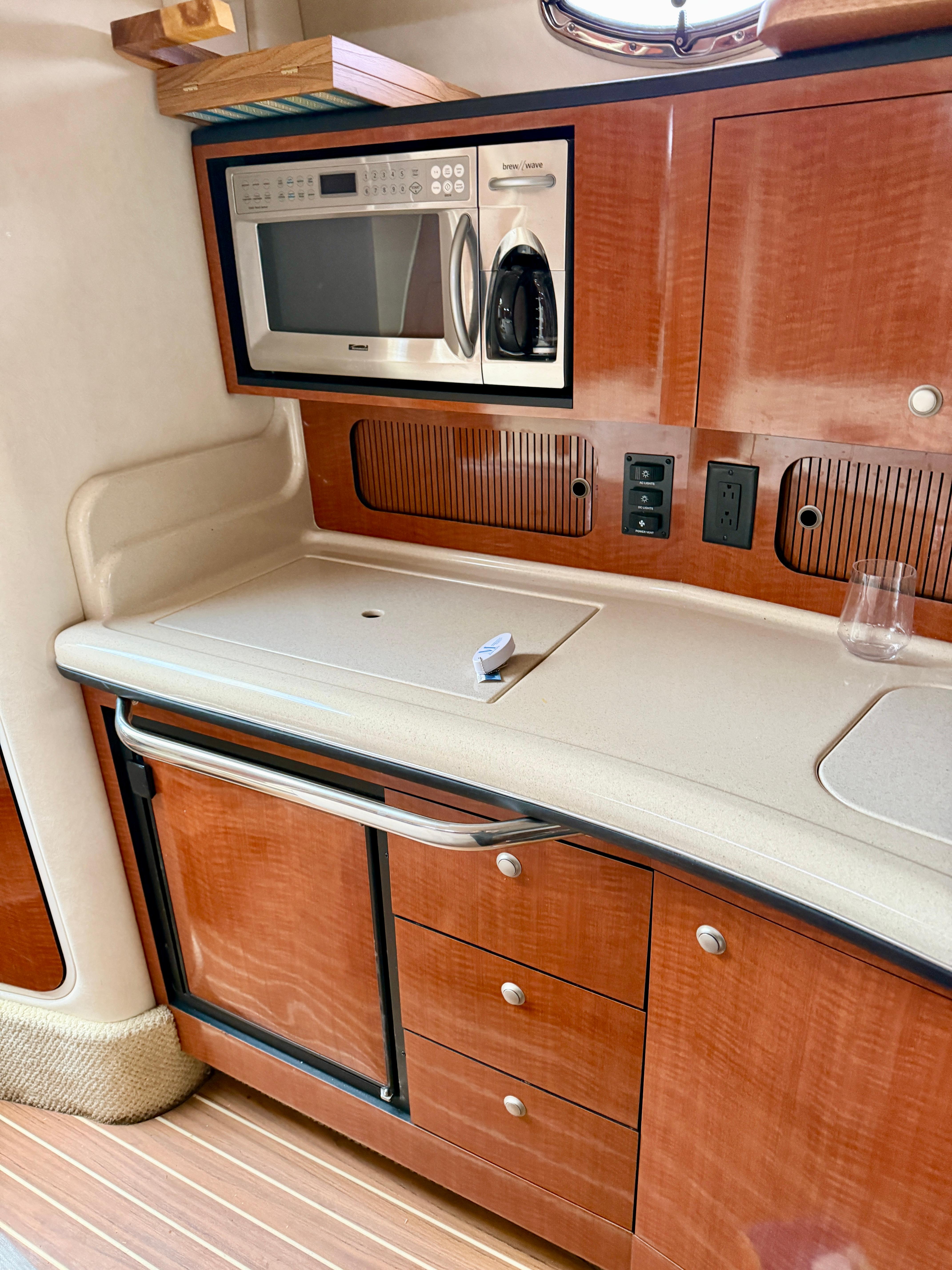 2005-sea-ray-320-sundancer-power-9792931-20250513181801491-1_XLARGE