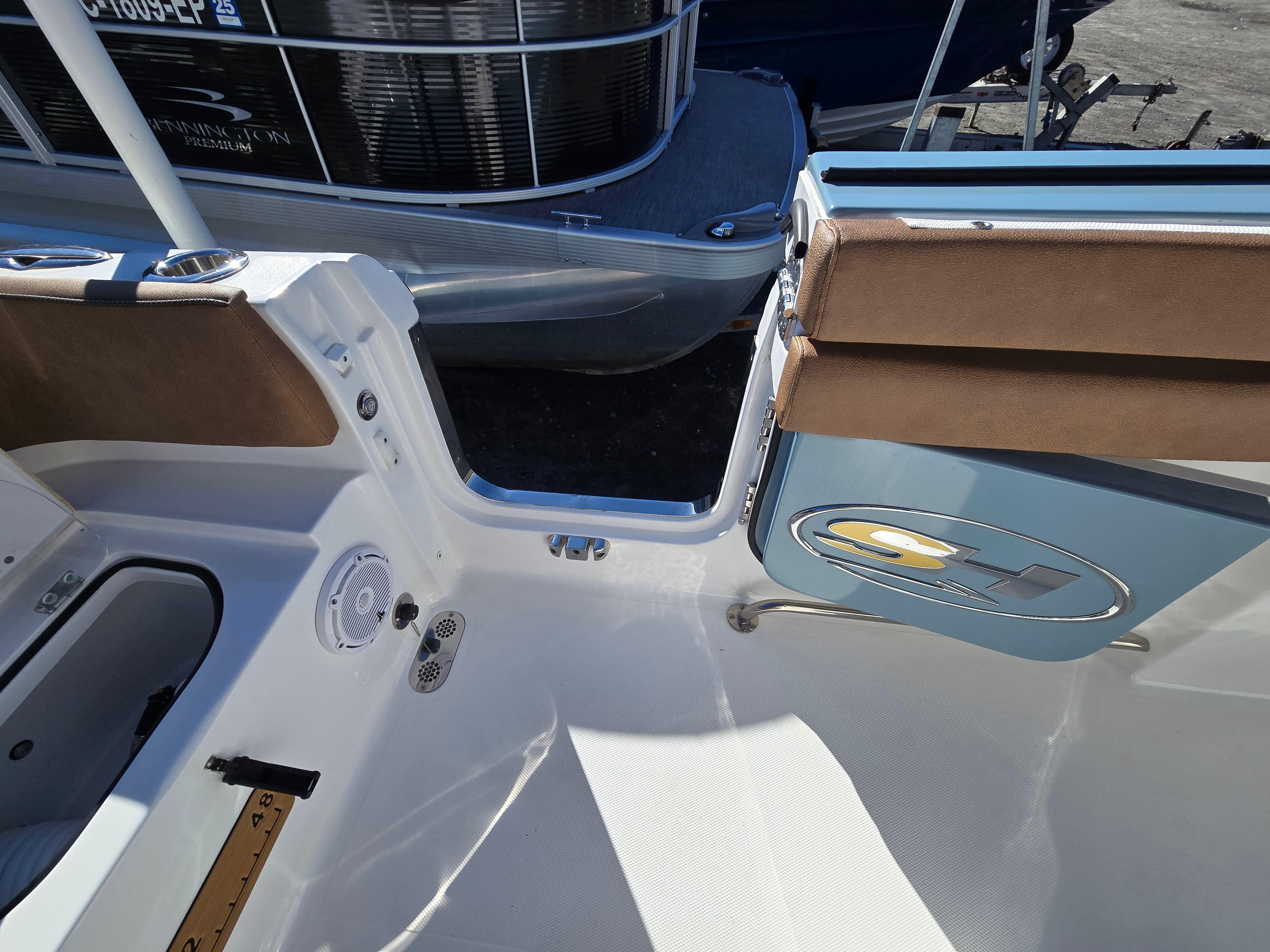 2022-sea-hunt-ultra-255-se-power-9712936-20250312084603534-1_XLARGE