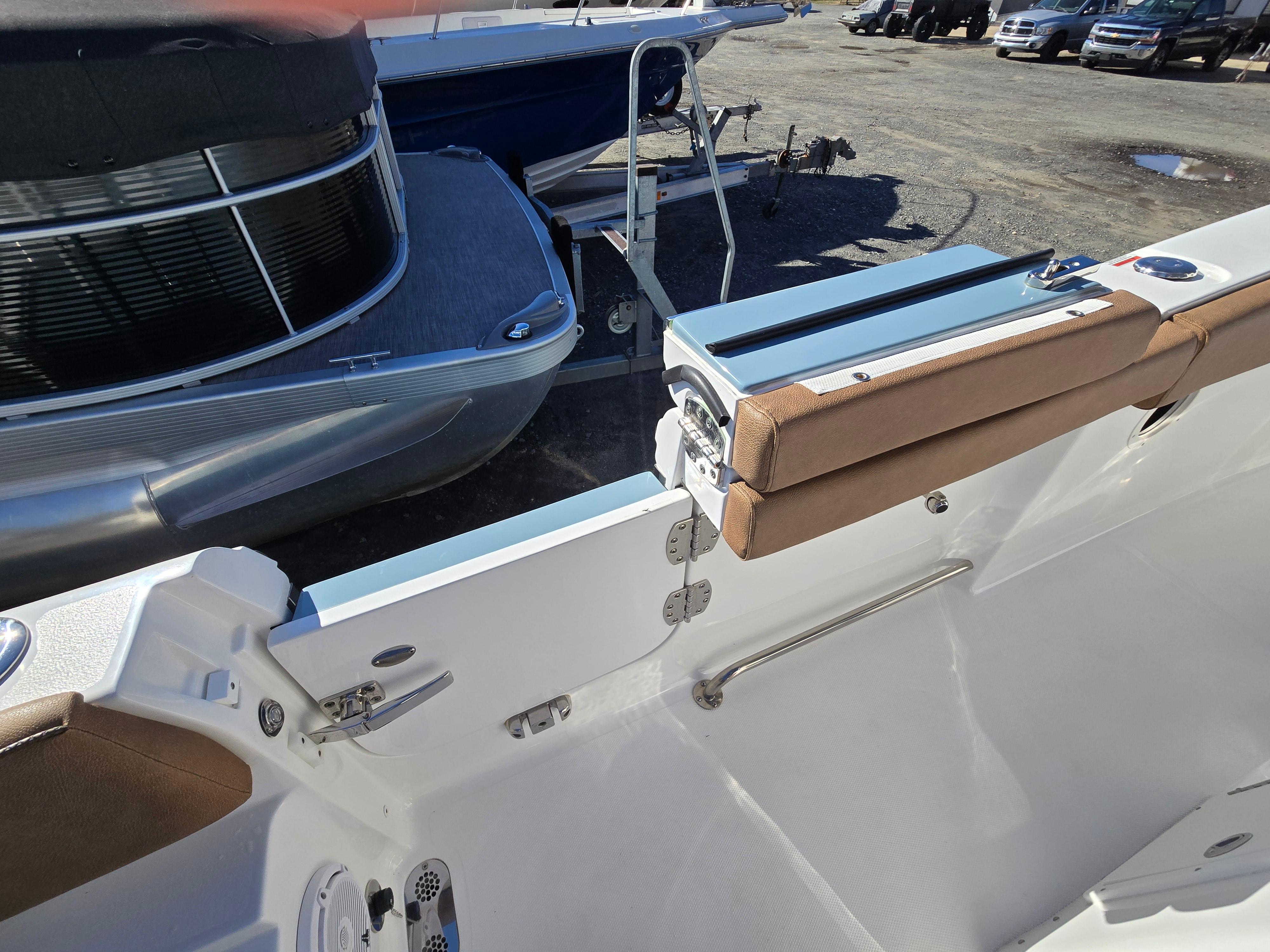 2022-sea-hunt-ultra-255-se-power-9712936-20250312084611449-1_XLARGE