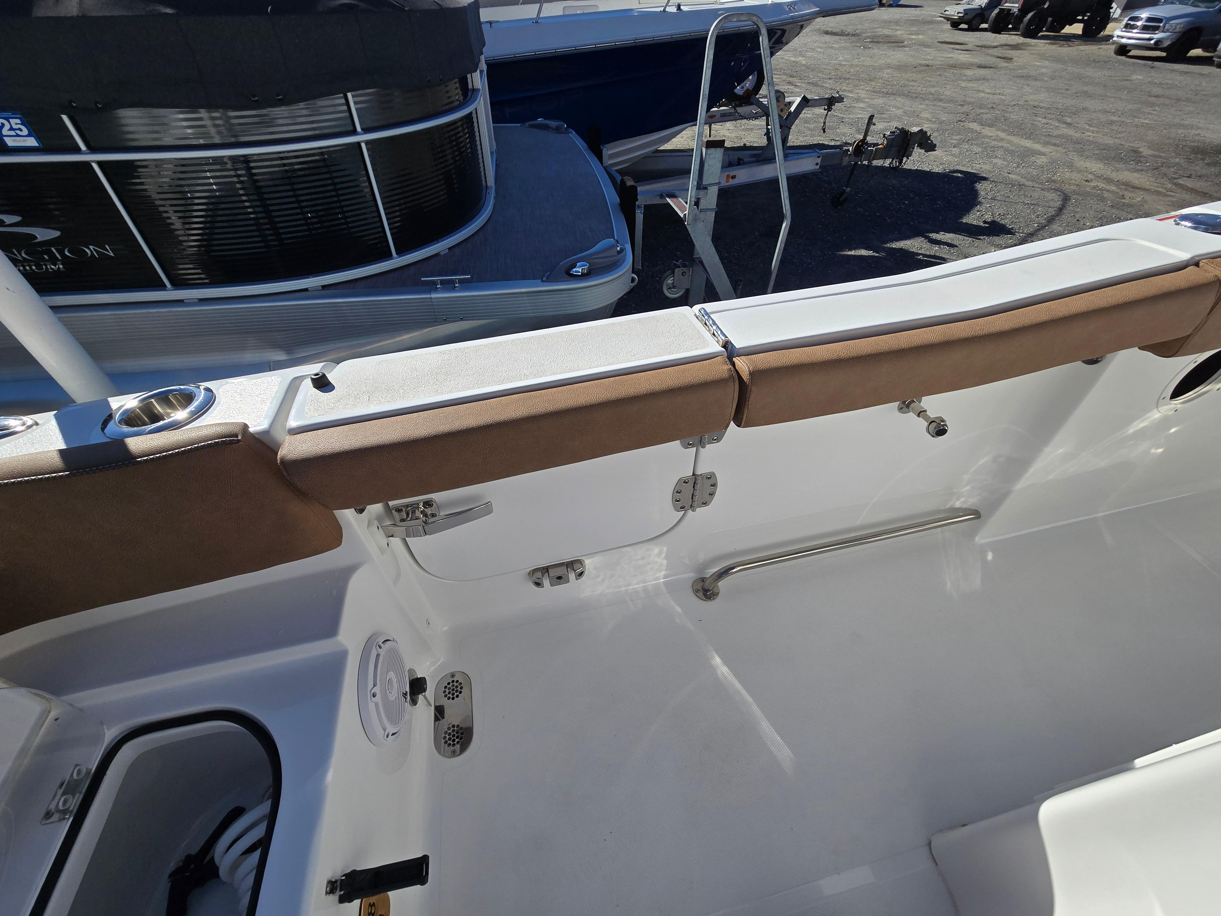 2022-sea-hunt-ultra-255-se-power-9712936-20250312084615428-1_XLARGE