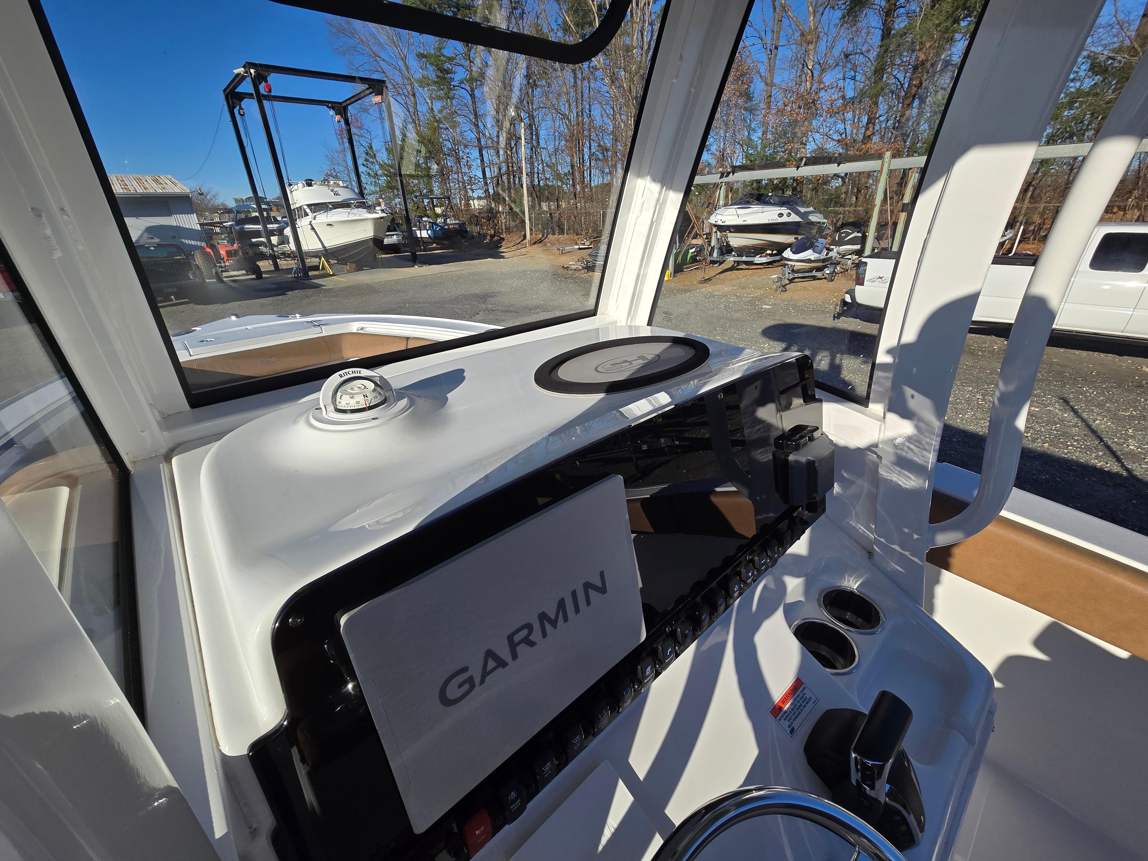 2022-sea-hunt-ultra-255-se-power-9712936-20250312084831906-1_XLARGE