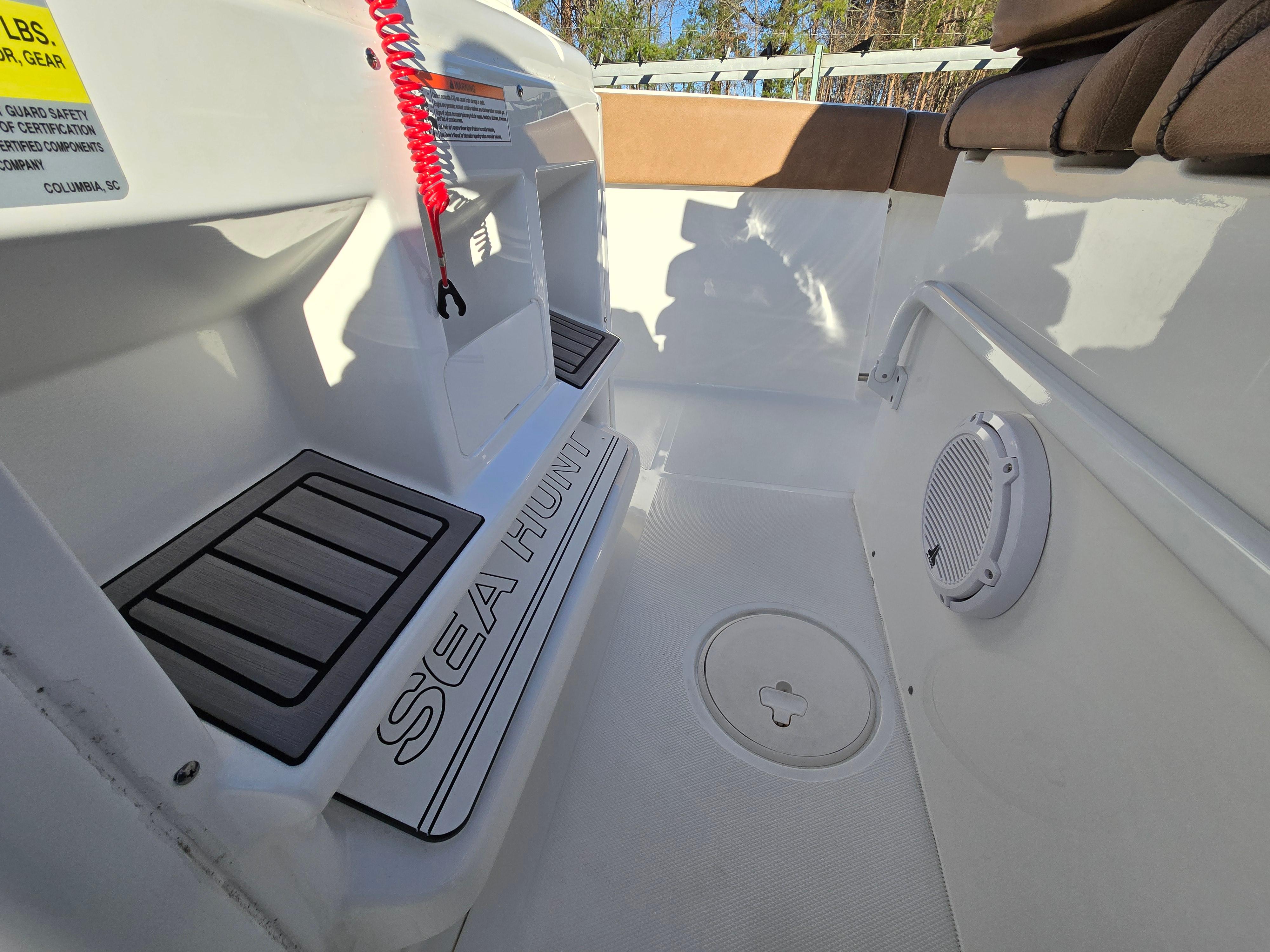 2022-sea-hunt-ultra-255-se-power-9712936-20250312084841221-1_XLARGE