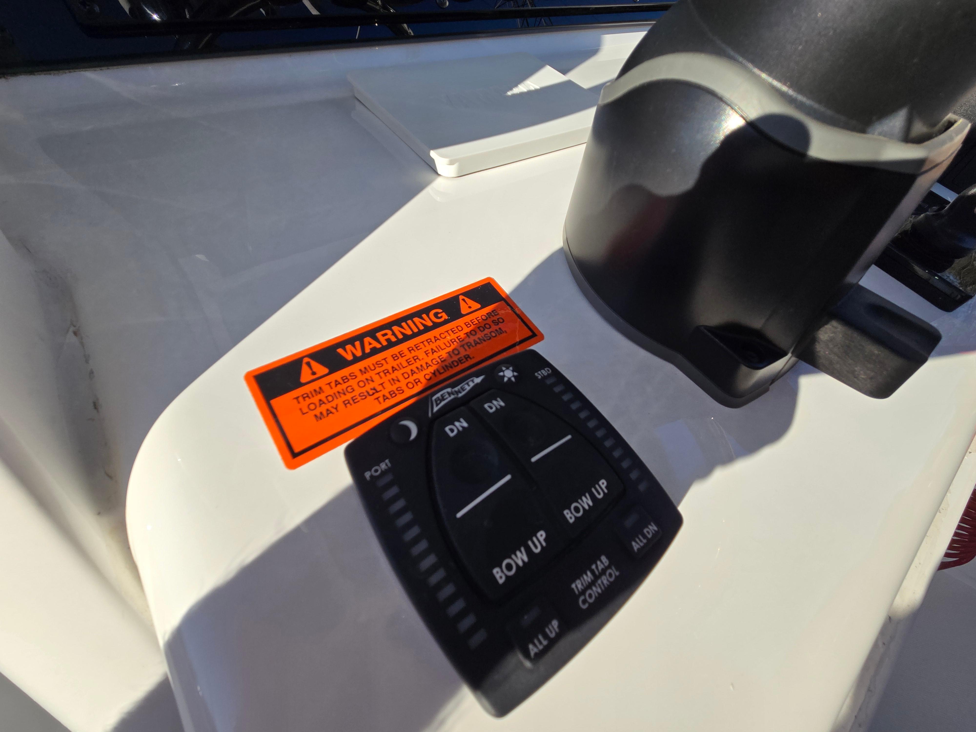 2022-sea-hunt-ultra-255-se-power-9712936-20250312084844602-1_XLARGE