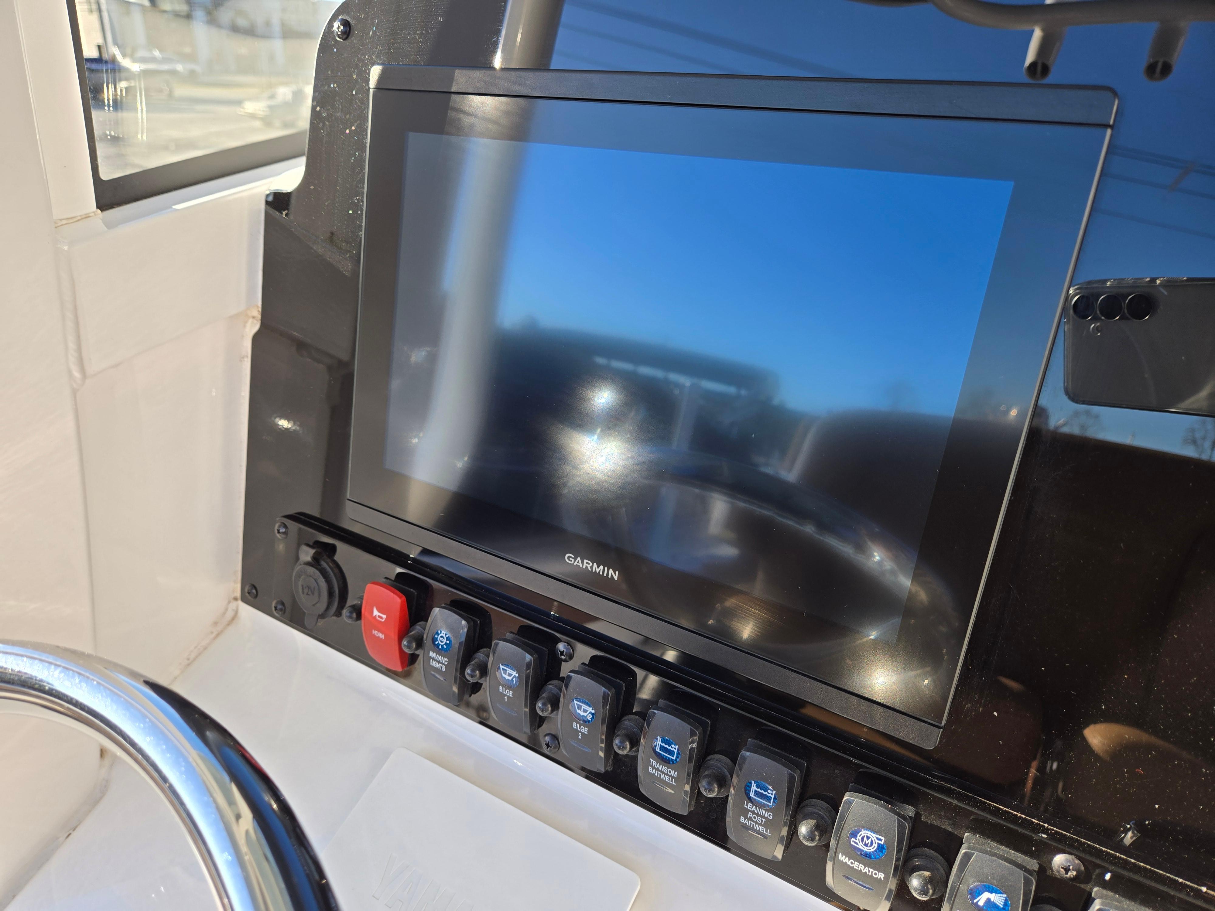 2022-sea-hunt-ultra-255-se-power-9712936-20250312084852786-1_XLARGE