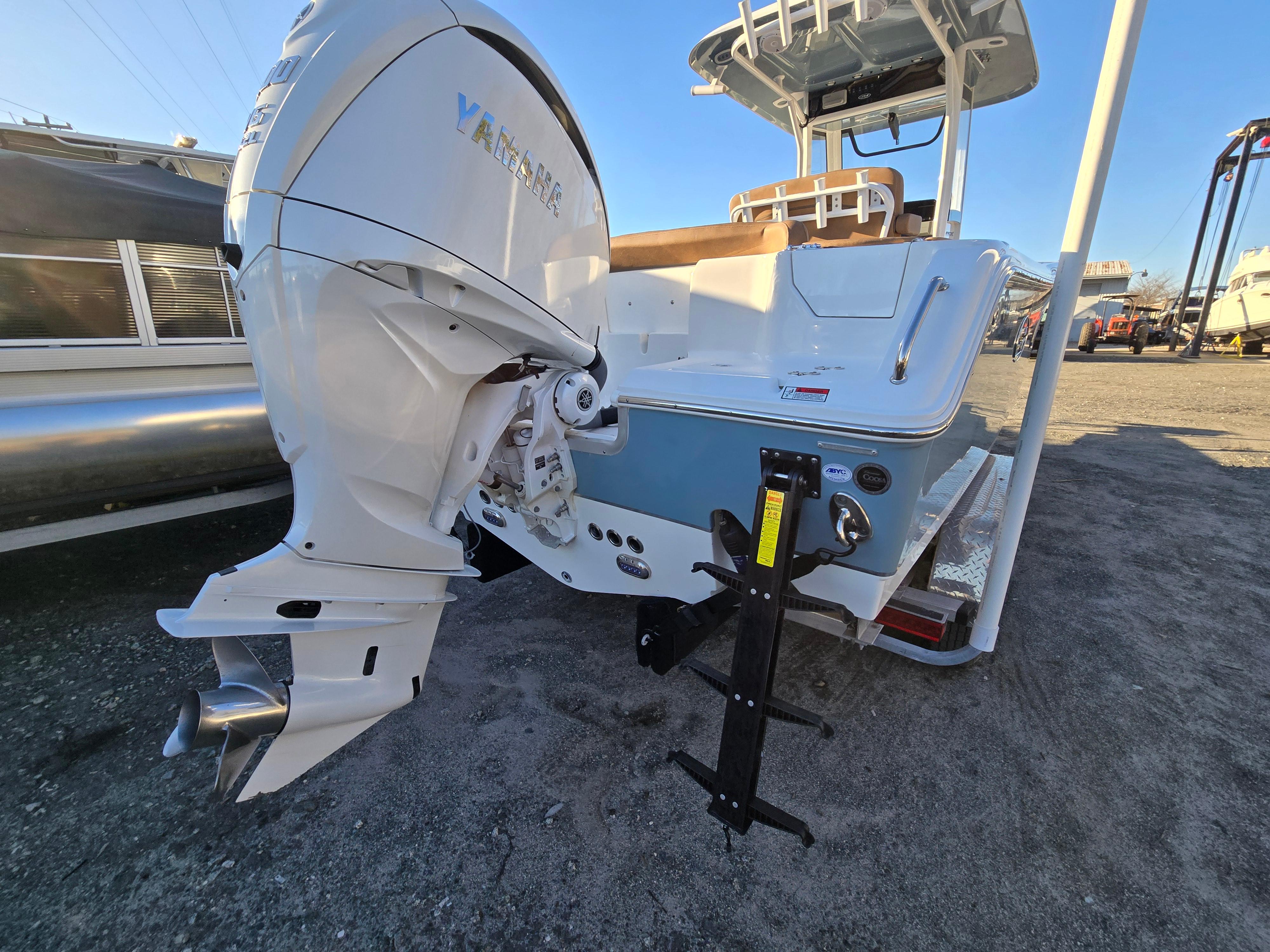 2022-sea-hunt-ultra-255-se-power-9712936-20250312085204675-1_XLARGE