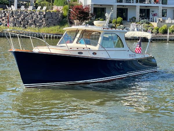 Photo of 2010 Hinckley 37'