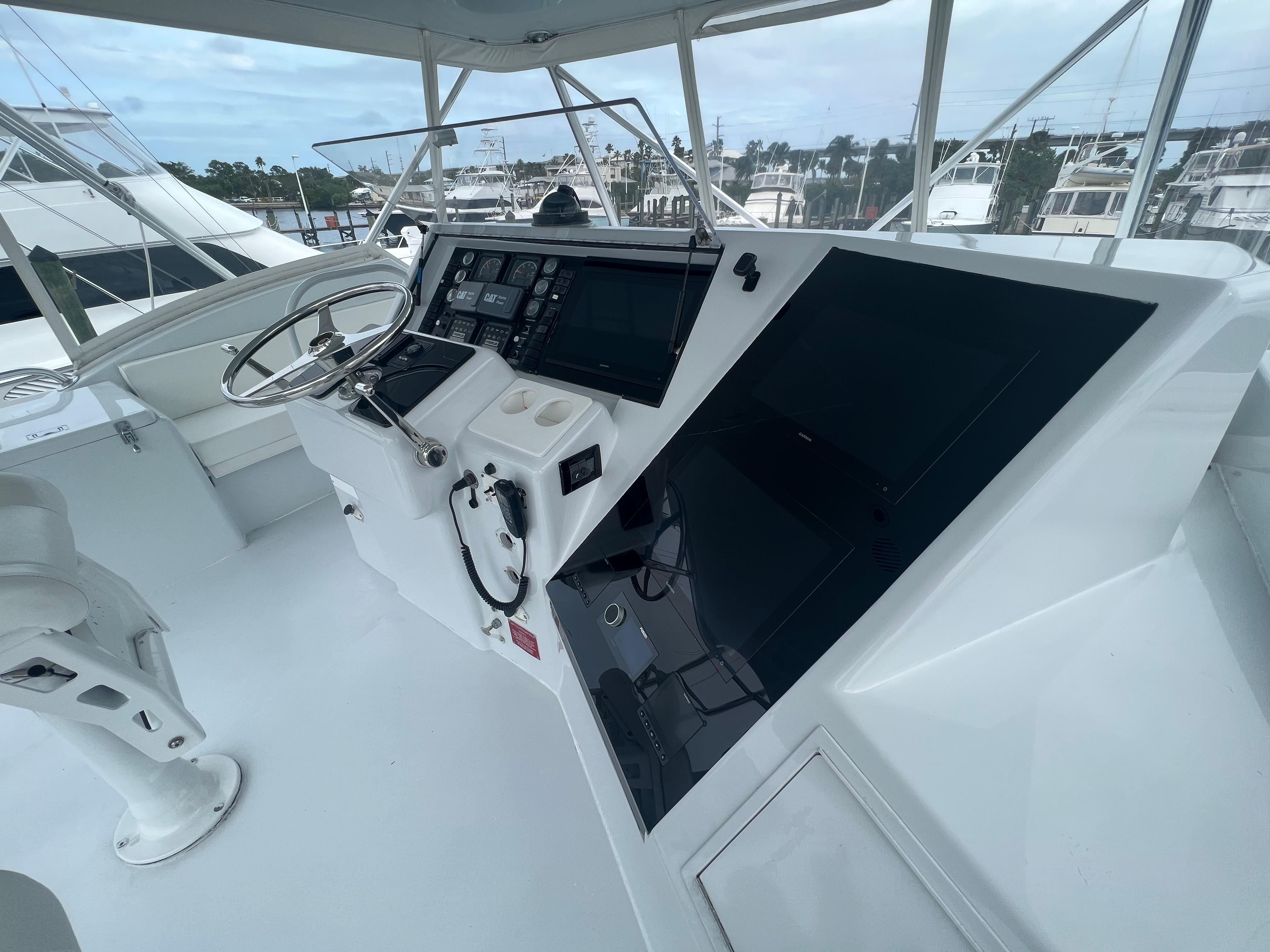 Hatteras 60 Down Time - Helm