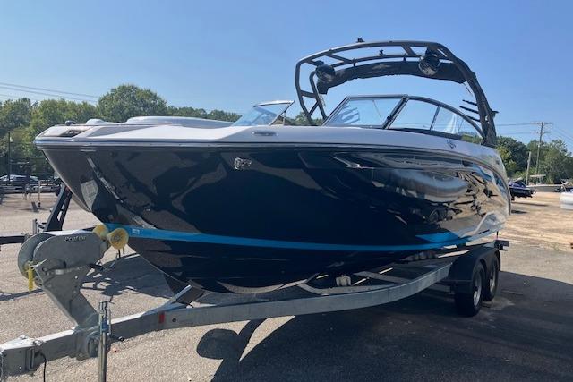 2021 Yamaha Boats 252XE on trailer, sleek design, black and blue exterior, sunny day.
