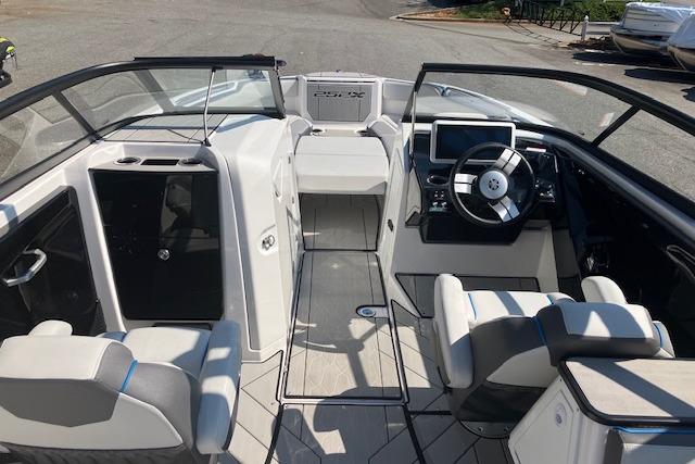 2021 Yamaha Boats 252XE interior with modern dashboard and seating.