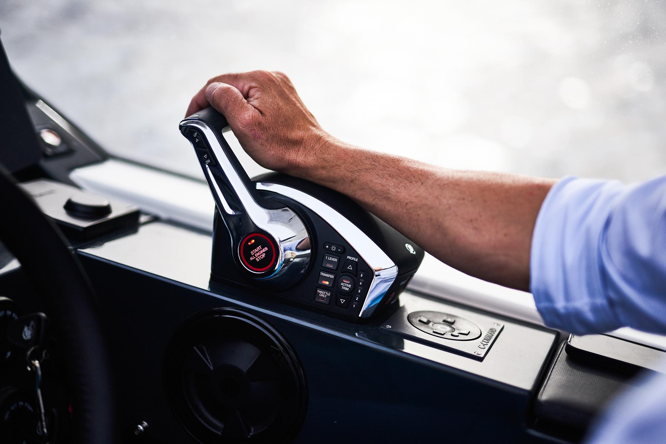 Skamander-Sorrento 2025 -FL-US-Hand operating Skamander Sorrento 2025 boat throttle control, close-up view.-9722985 | Thumbnail