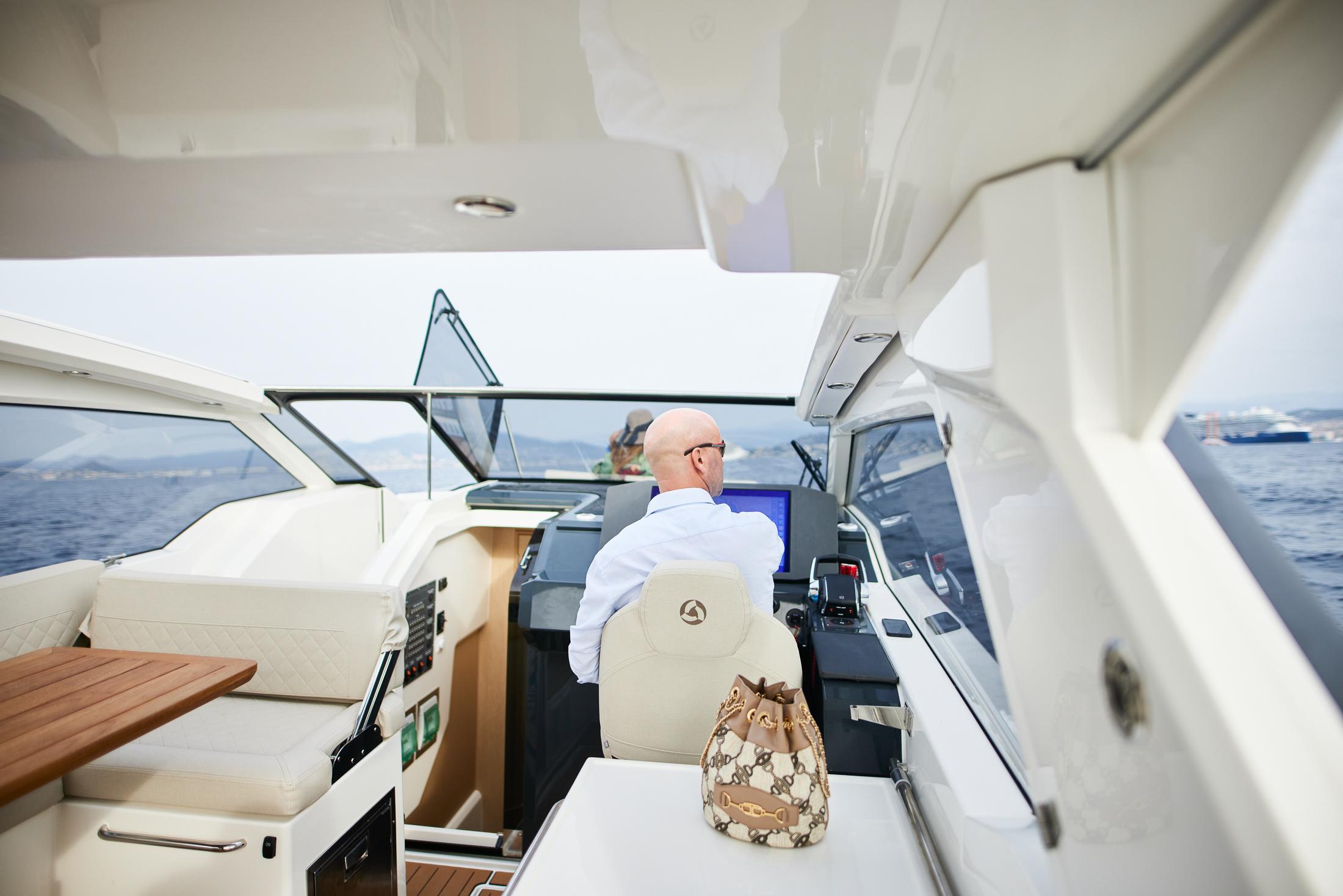 Skamander-Sorrento 2025 -FL-US-Man piloting 2025 Skamander Sorrento boat on open water.-9722985 | Thumbnail
