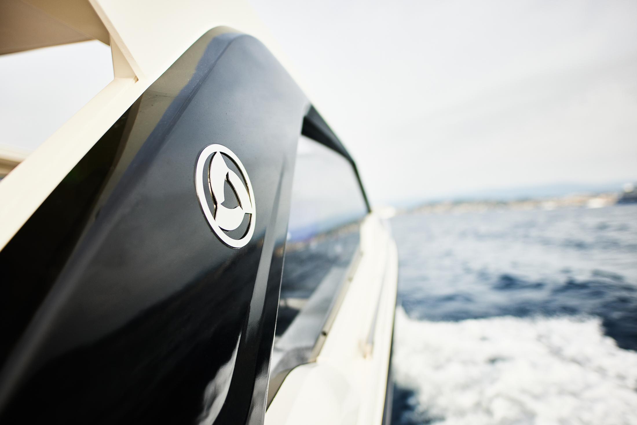 Skamander-Sorrento 2025 -FL-US-2025 Skamander Sorrento yacht cruising on open water, showcasing sleek design and logo.-9722985 | Thumbnail