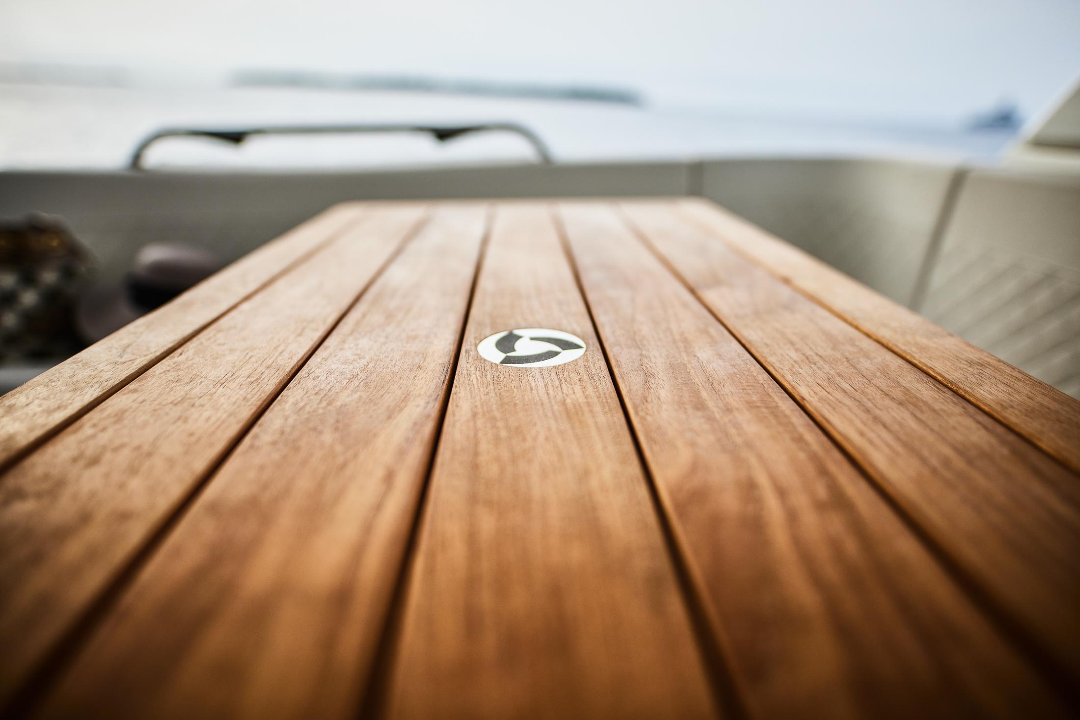 Skamander-Sorrento 2025 -FL-US-Wooden deck of Skamander Sorrento 2025 boat, featuring sleek design and logo.-9722985 | Thumbnail