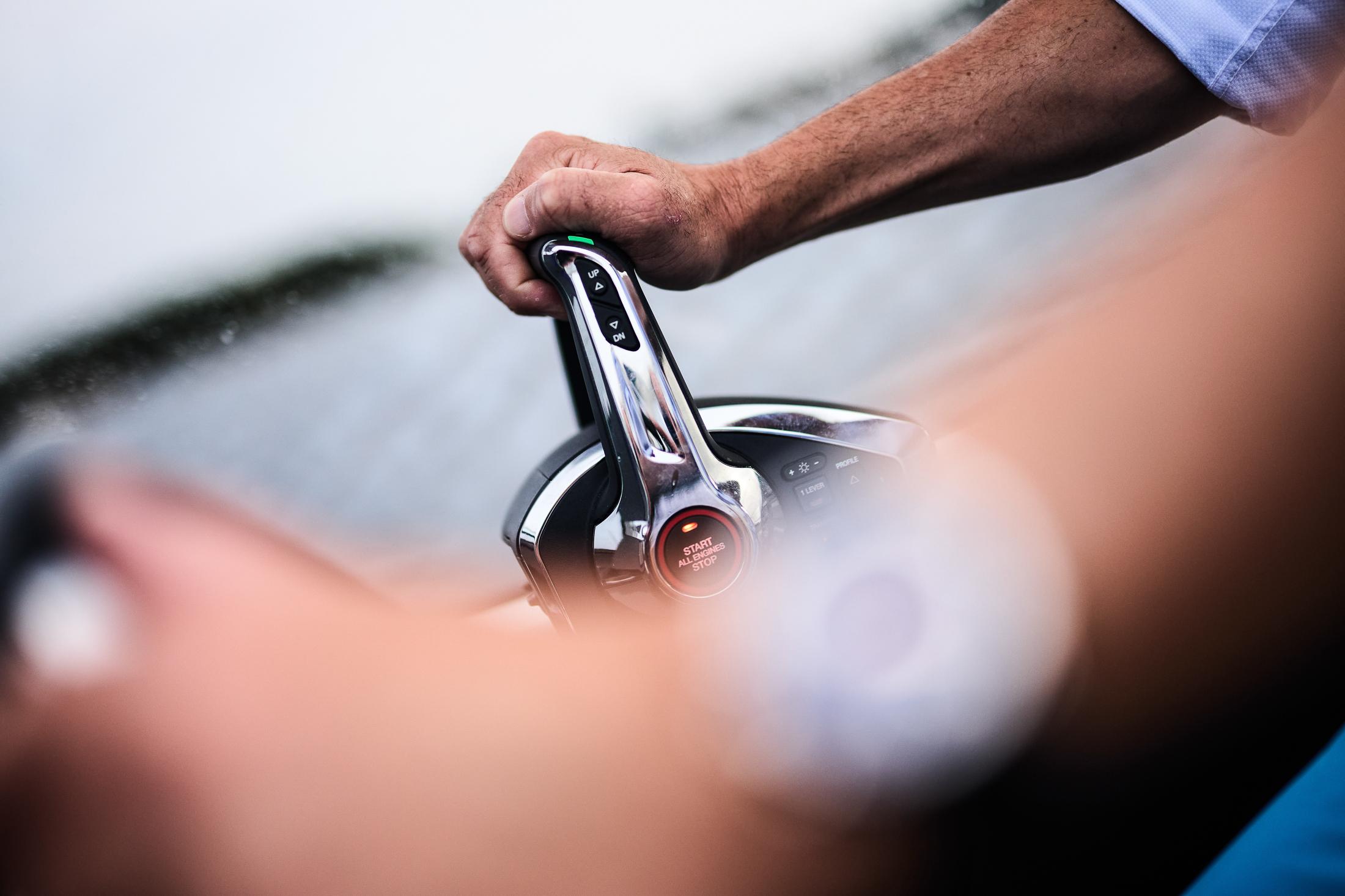 Skamander-Sorrento 2025 -FL-US-A person steering a 2025 Skamander Sorrento boat on water.-9722985 | Thumbnail