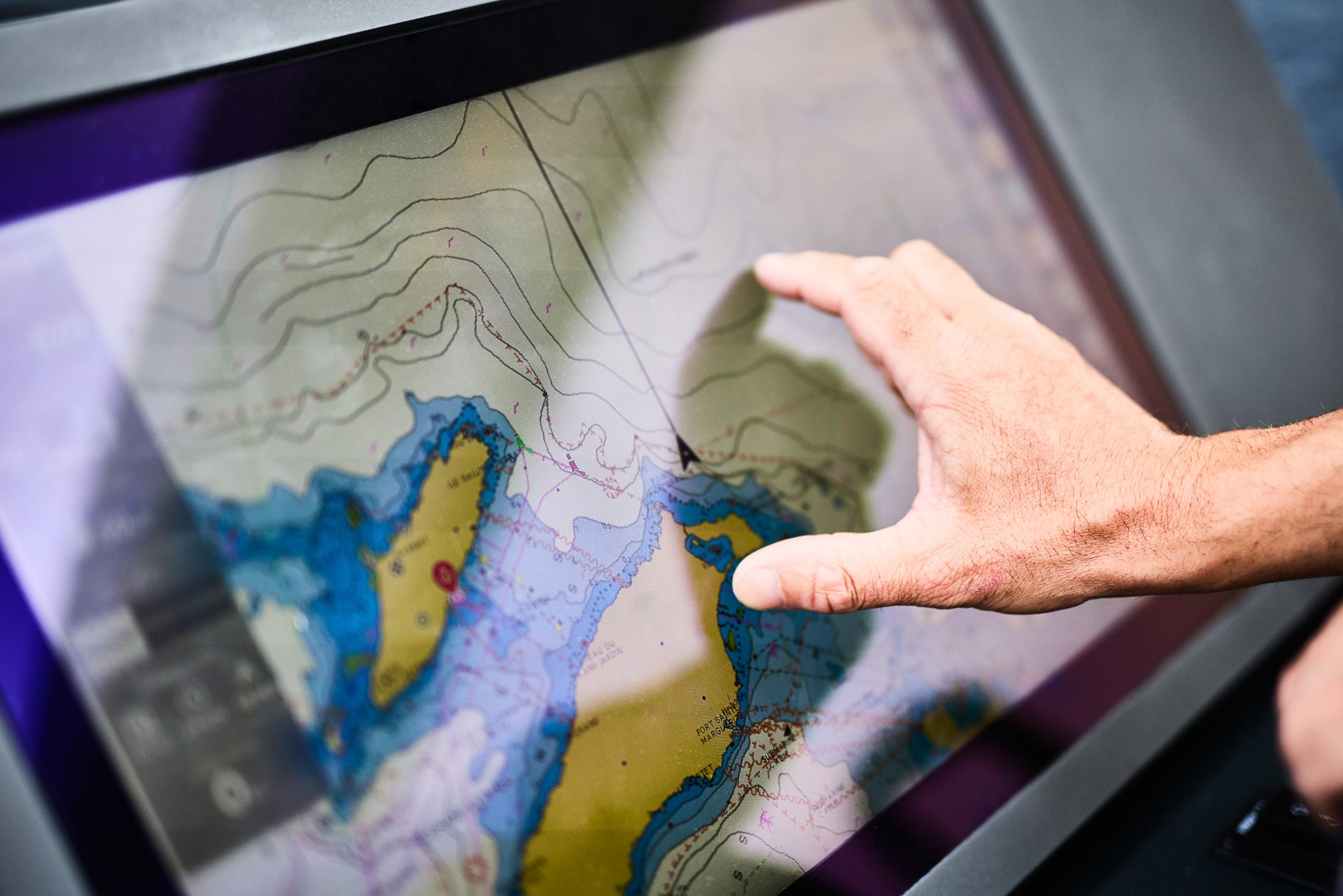Skamander-Sorrento 2025 -FL-US-Touchscreen navigation on Skamander Sorrento 2025, displaying detailed nautical map interface.-9722985 | Thumbnail