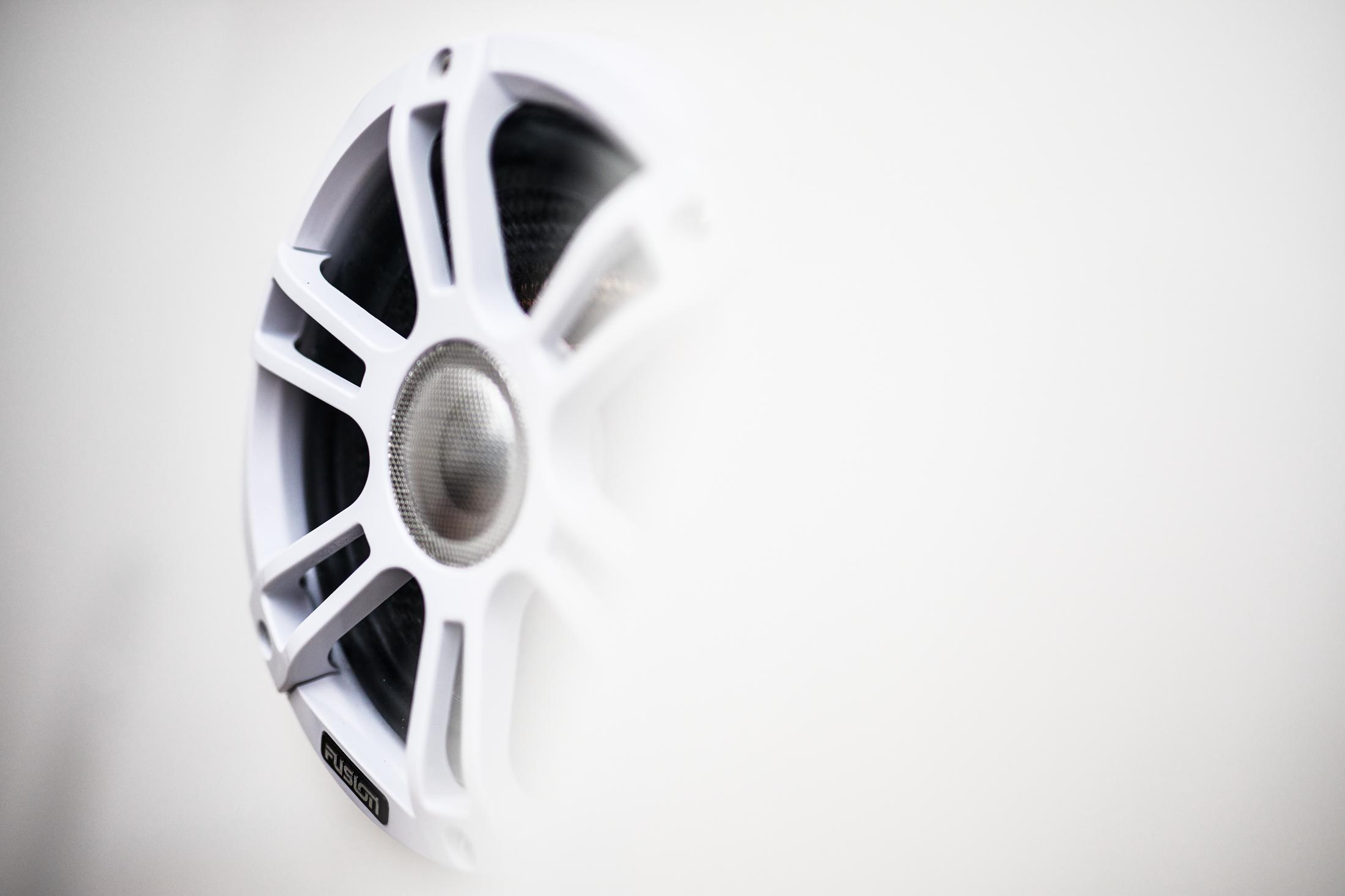 Skamander-Sorrento 2025 -FL-US-White speaker grille on Skamander Sorrento 2025, showcasing modern audio design.-9722985 | Thumbnail