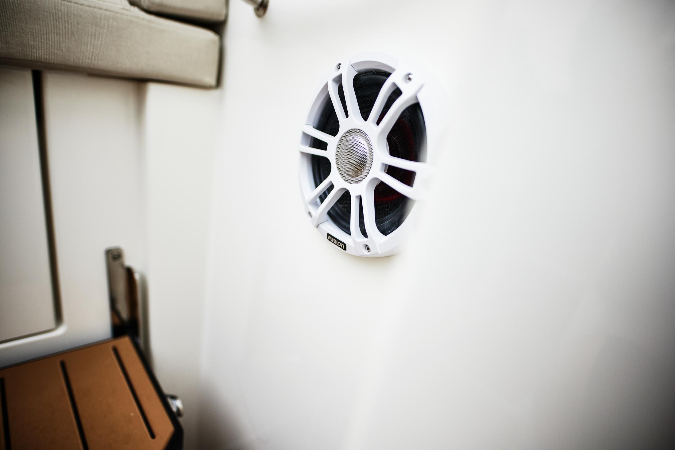 Skamander-Sorrento 2025 -FL-US-Speaker on Skamander Sorrento 2025 boat interior, featuring sleek white design.-9722985 | Thumbnail