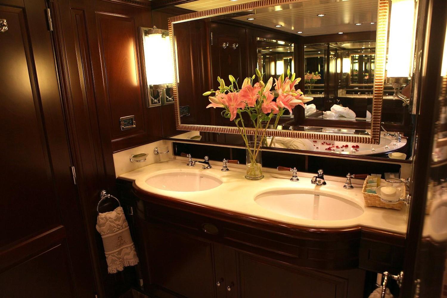 2004 Benetti 101 