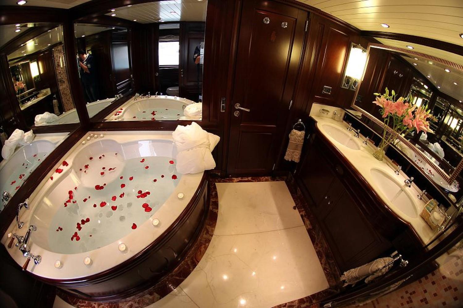 2004 Benetti 101 